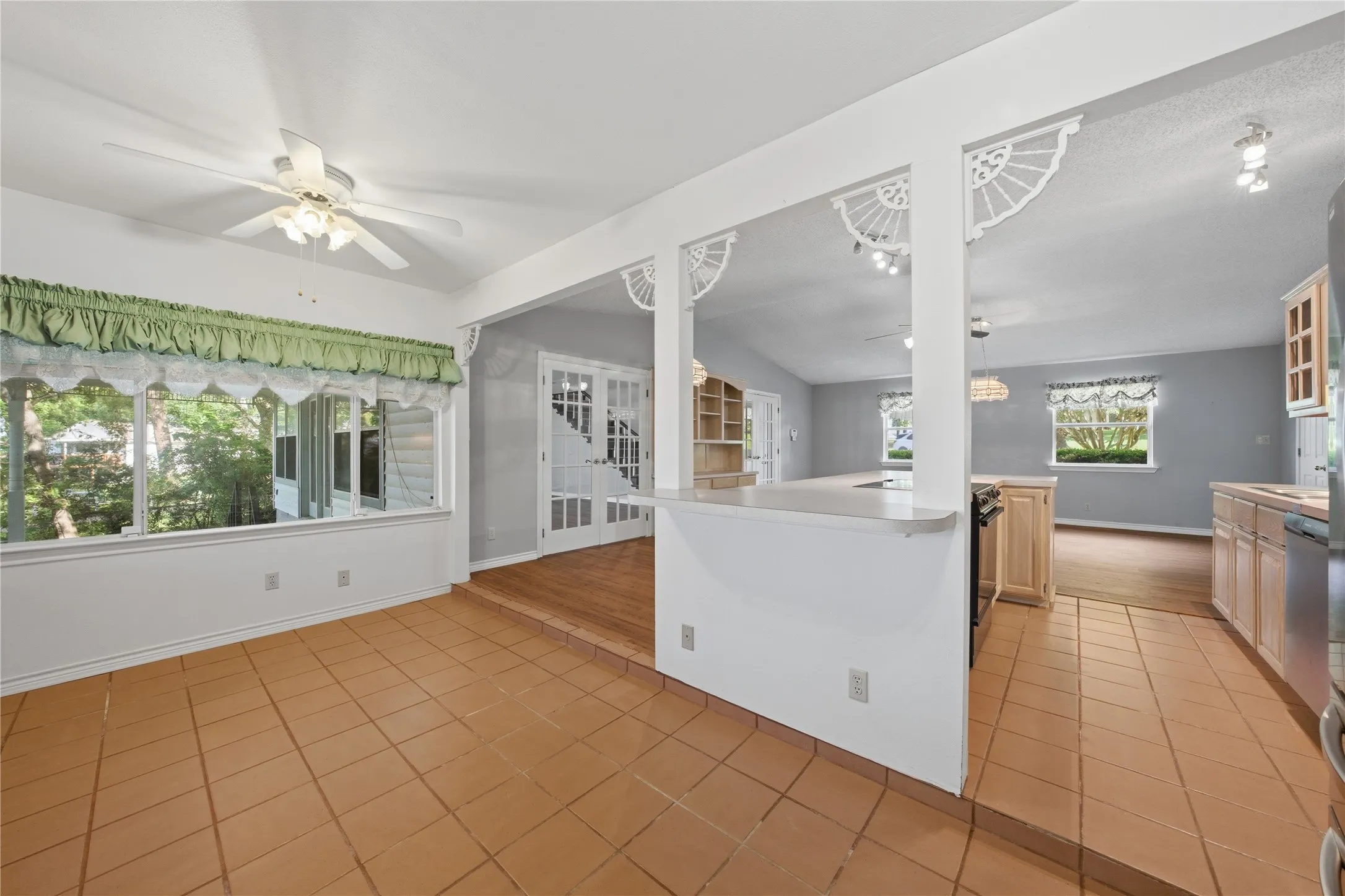 Single Family Residence For Sale in Henderson County , 158 Baywood Boulevard, Mabank, Texas 75156, 3 Bedroom, 3 Bathroom, 2 Garage spaces, 2,546 Sqft, built in 1977, Price $799,000, mls#21267093, Real Estate Agent in Mabank, Homes For Sale in Henderson county, Homes For Sale in Mabank, Realtor in Mabank Texas, Real Estate Brokerage Independent Realty Texas, Luminita Cordes Realtor