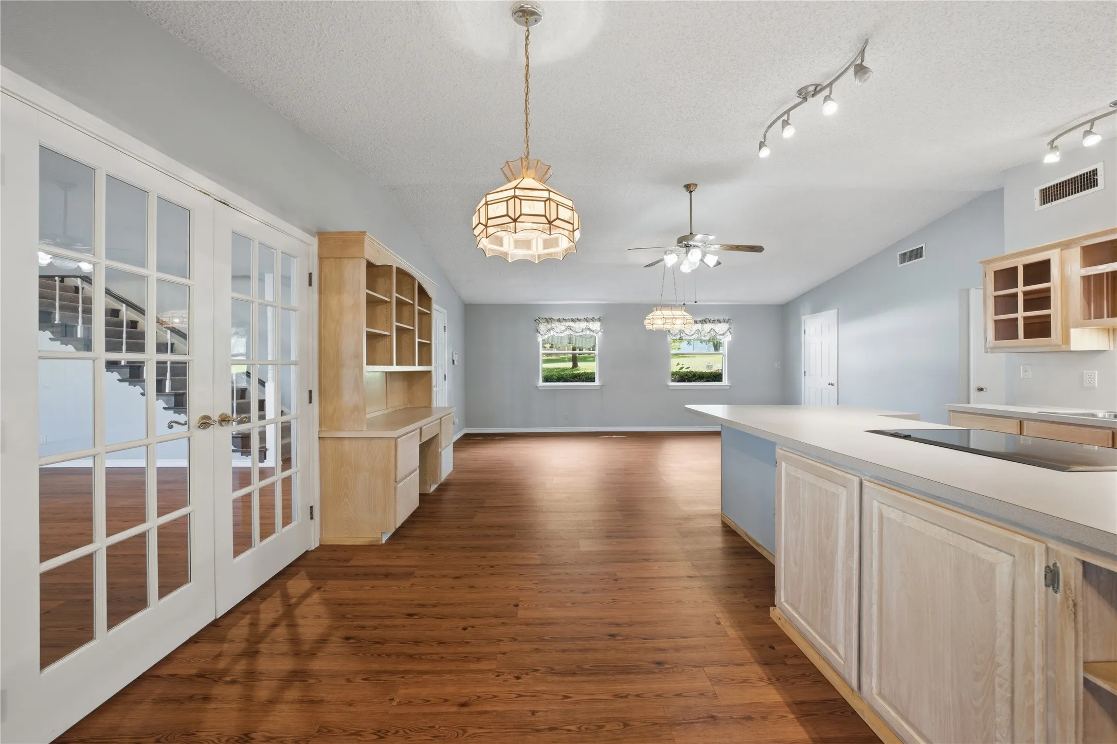Single Family Residence For Sale in Henderson County , 158 Baywood Boulevard, Mabank, Texas 75156, 3 Bedroom, 3 Bathroom, 2 Garage spaces, 2,546 Sqft, built in 1977, Price $799,000, mls#21267093, Real Estate Agent in Mabank, Homes For Sale in Henderson county, Homes For Sale in Mabank, Realtor in Mabank Texas, Real Estate Brokerage Independent Realty Texas, Luminita Cordes Realtor