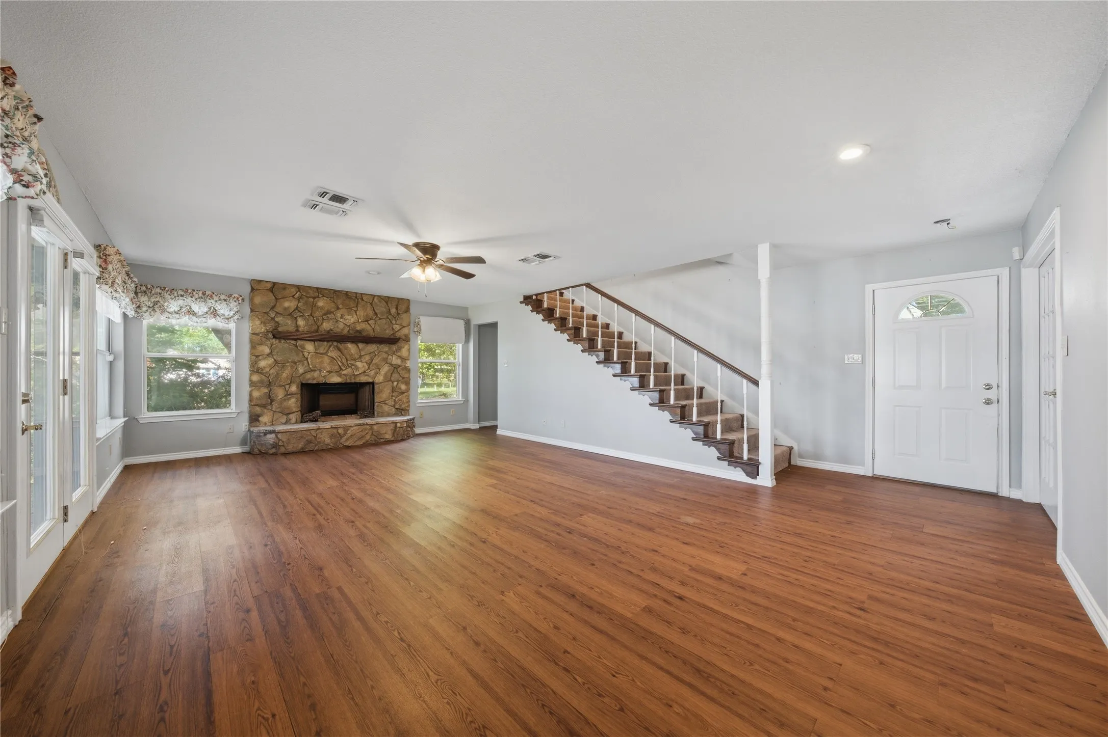 Single Family Residence For Sale in Henderson County , 158 Baywood Boulevard, Mabank, Texas 75156, 3 Bedroom, 3 Bathroom, 2 Garage spaces, 2,546 Sqft, built in 1977, Price $799,000, mls#21267093, Real Estate Agent in Mabank, Homes For Sale in Henderson county, Homes For Sale in Mabank, Realtor in Mabank Texas, Real Estate Brokerage Independent Realty Texas, Luminita Cordes Realtor