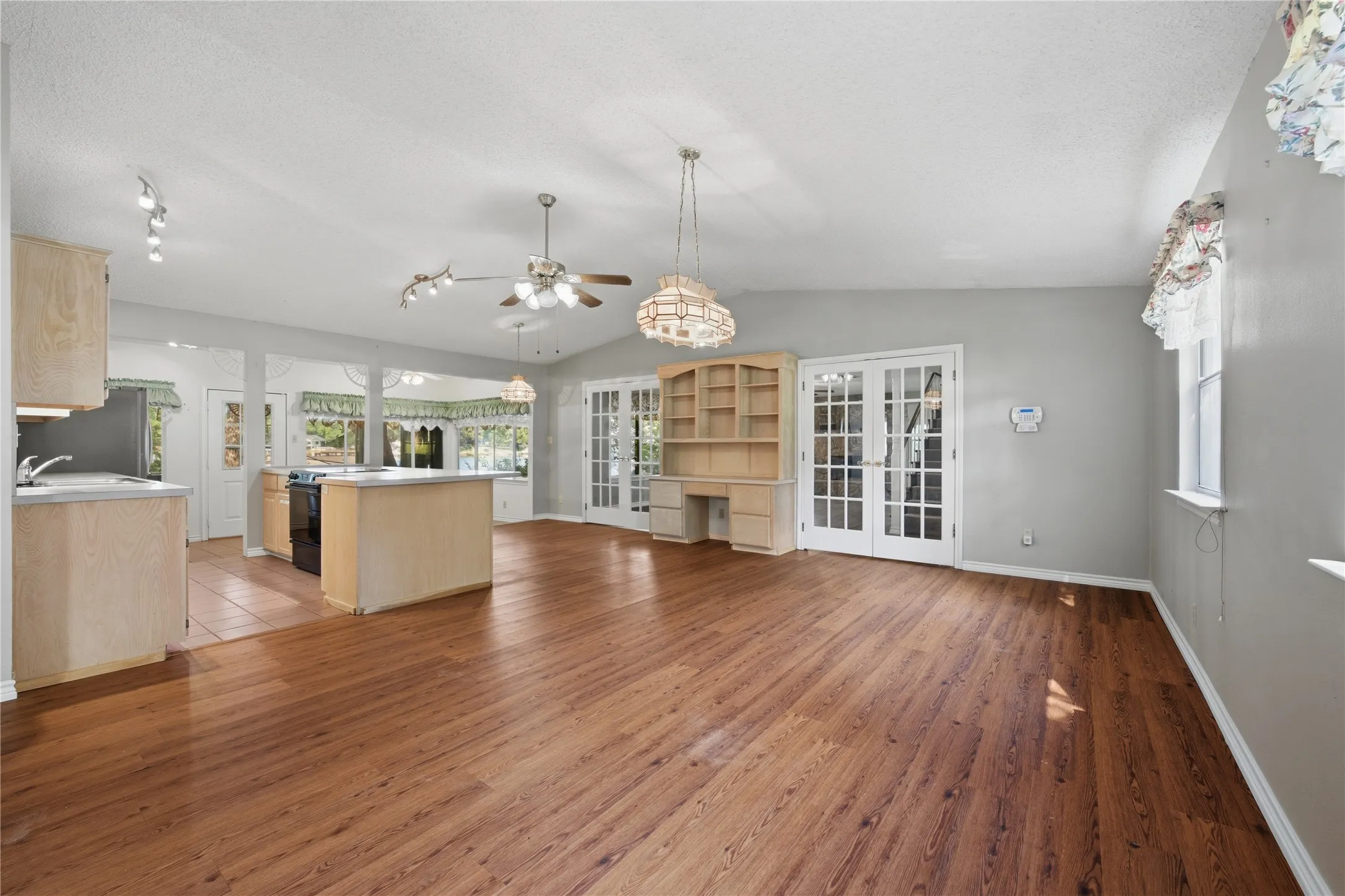 Single Family Residence For Sale in Henderson County , 158 Baywood Boulevard, Mabank, Texas 75156, 3 Bedroom, 3 Bathroom, 2 Garage spaces, 2,546 Sqft, built in 1977, Price $799,000, mls#21267093, Real Estate Agent in Mabank, Homes For Sale in Henderson county, Homes For Sale in Mabank, Realtor in Mabank Texas, Real Estate Brokerage Independent Realty Texas, Luminita Cordes Realtor