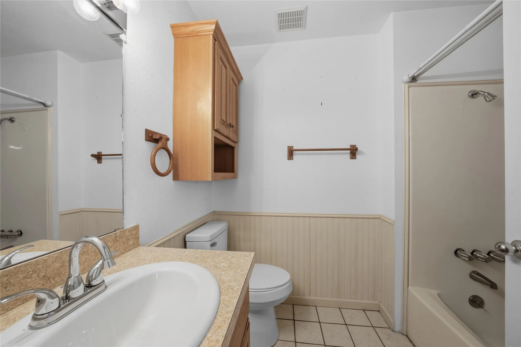 Single Family Residence For Sale in Henderson County , 158 Baywood Boulevard, Mabank, Texas 75156, 3 Bedroom, 3 Bathroom, 2 Garage spaces, 2,546 Sqft, built in 1977, Price $799,000, mls#21267093, Real Estate Agent in Mabank, Homes For Sale in Henderson county, Homes For Sale in Mabank, Realtor in Mabank Texas, Real Estate Brokerage Independent Realty Texas, Luminita Cordes Realtor