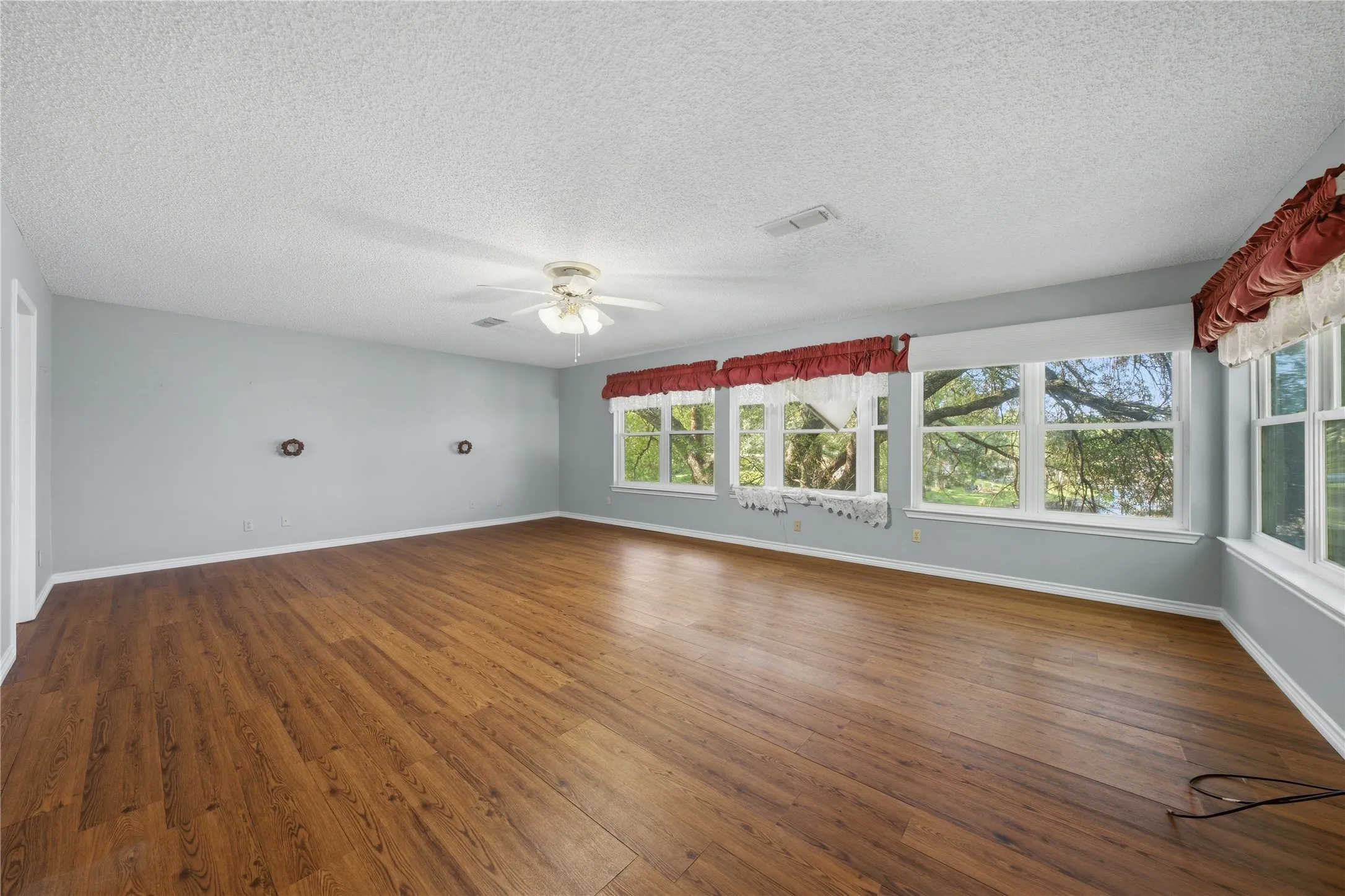 Single Family Residence For Sale in Henderson County , 158 Baywood Boulevard, Mabank, Texas 75156, 3 Bedroom, 3 Bathroom, 2 Garage spaces, 2,546 Sqft, built in 1977, Price $799,000, mls#21267093, Real Estate Agent in Mabank, Homes For Sale in Henderson county, Homes For Sale in Mabank, Realtor in Mabank Texas, Real Estate Brokerage Independent Realty Texas, Luminita Cordes Realtor