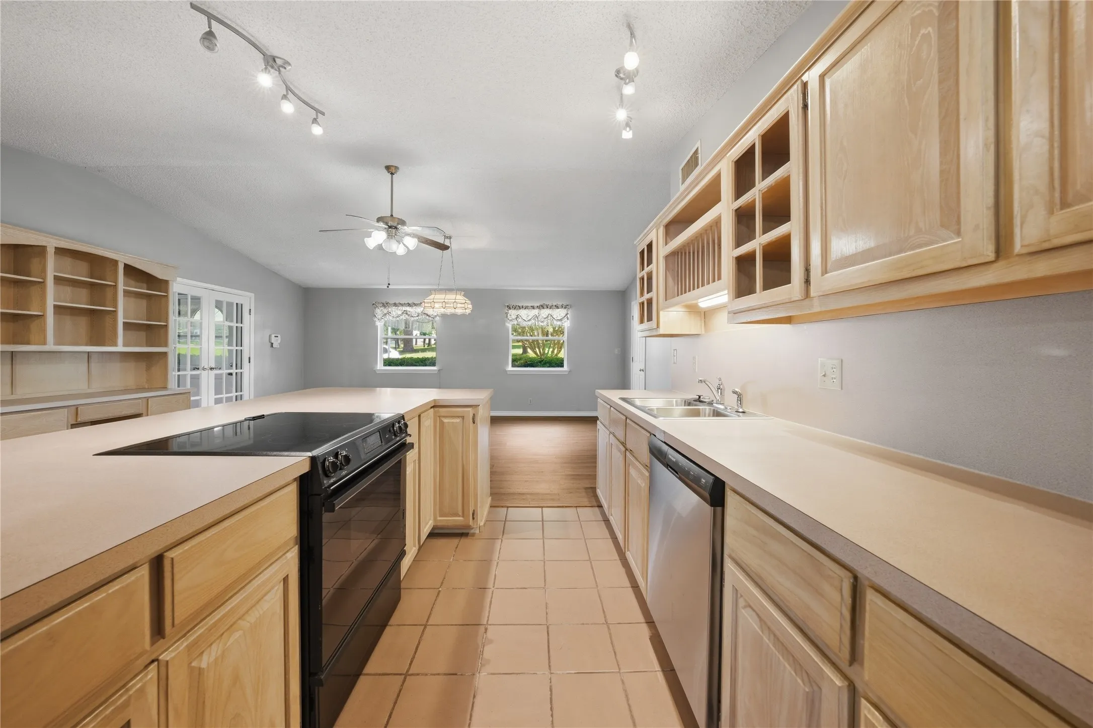 Single Family Residence For Sale in Henderson County , 158 Baywood Boulevard, Mabank, Texas 75156, 3 Bedroom, 3 Bathroom, 2 Garage spaces, 2,546 Sqft, built in 1977, Price $799,000, mls#21267093, Real Estate Agent in Mabank, Homes For Sale in Henderson county, Homes For Sale in Mabank, Realtor in Mabank Texas, Real Estate Brokerage Independent Realty Texas, Luminita Cordes Realtor