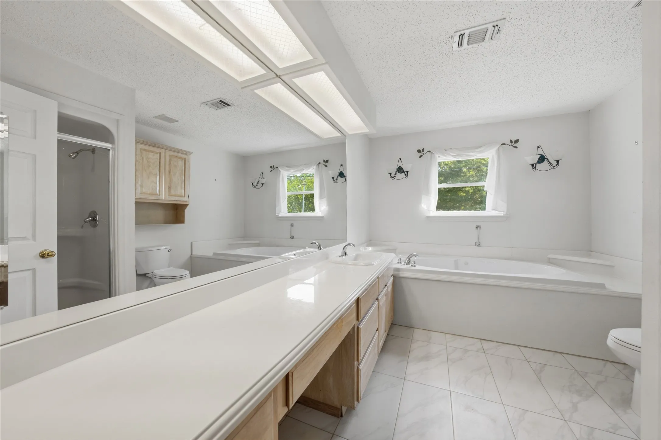 Single Family Residence For Sale in Henderson County , 158 Baywood Boulevard, Mabank, Texas 75156, 3 Bedroom, 3 Bathroom, 2 Garage spaces, 2,546 Sqft, built in 1977, Price $799,000, mls#21267093, Real Estate Agent in Mabank, Homes For Sale in Henderson county, Homes For Sale in Mabank, Realtor in Mabank Texas, Real Estate Brokerage Independent Realty Texas, Luminita Cordes Realtor