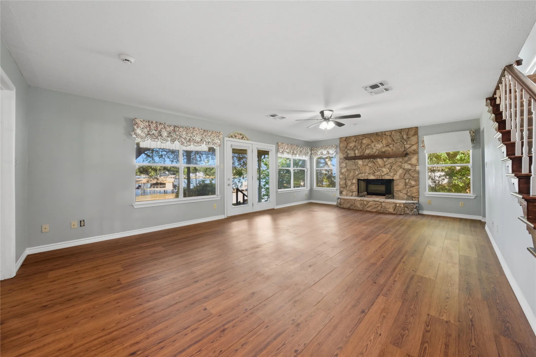 Single Family Residence For Sale in Henderson County , 158 Baywood Boulevard, Mabank, Texas 75156, 3 Bedroom, 3 Bathroom, 2 Garage spaces, 2,546 Sqft, built in 1977, Price $799,000, mls#21267093, Real Estate Agent in Mabank, Homes For Sale in Henderson county, Homes For Sale in Mabank, Realtor in Mabank Texas, Real Estate Brokerage Independent Realty Texas, Luminita Cordes Realtor