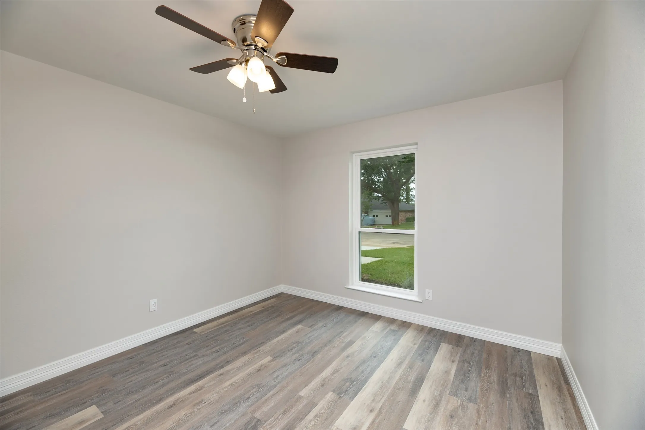 Single Family Residence For Sale in Tarrant County , 314 Sixpence Lane, Euless, Texas 76039, 3 Bedroom, 2 Bathroom, 2 Garage spaces, 1,564 Sqft, built in 1981, mls#21267174, Real Estate Agent in Euless, Homes For Sale in Tarrant county, Homes For Sale in Euless, Realtor in Euless Texas, Real Estate Brokerage Independent Realty Texas, Luminita Cordes Realtor