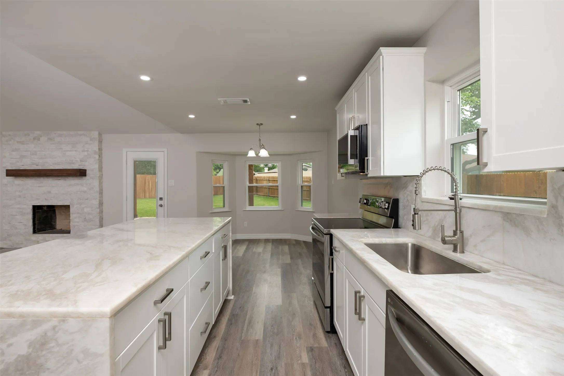Single Family Residence For Sale in Tarrant County , 314 Sixpence Lane, Euless, Texas 76039, 3 Bedroom, 2 Bathroom, 2 Garage spaces, 1,564 Sqft, built in 1981, mls#21267174, Real Estate Agent in Euless, Homes For Sale in Tarrant county, Homes For Sale in Euless, Realtor in Euless Texas, Real Estate Brokerage Independent Realty Texas, Luminita Cordes Realtor