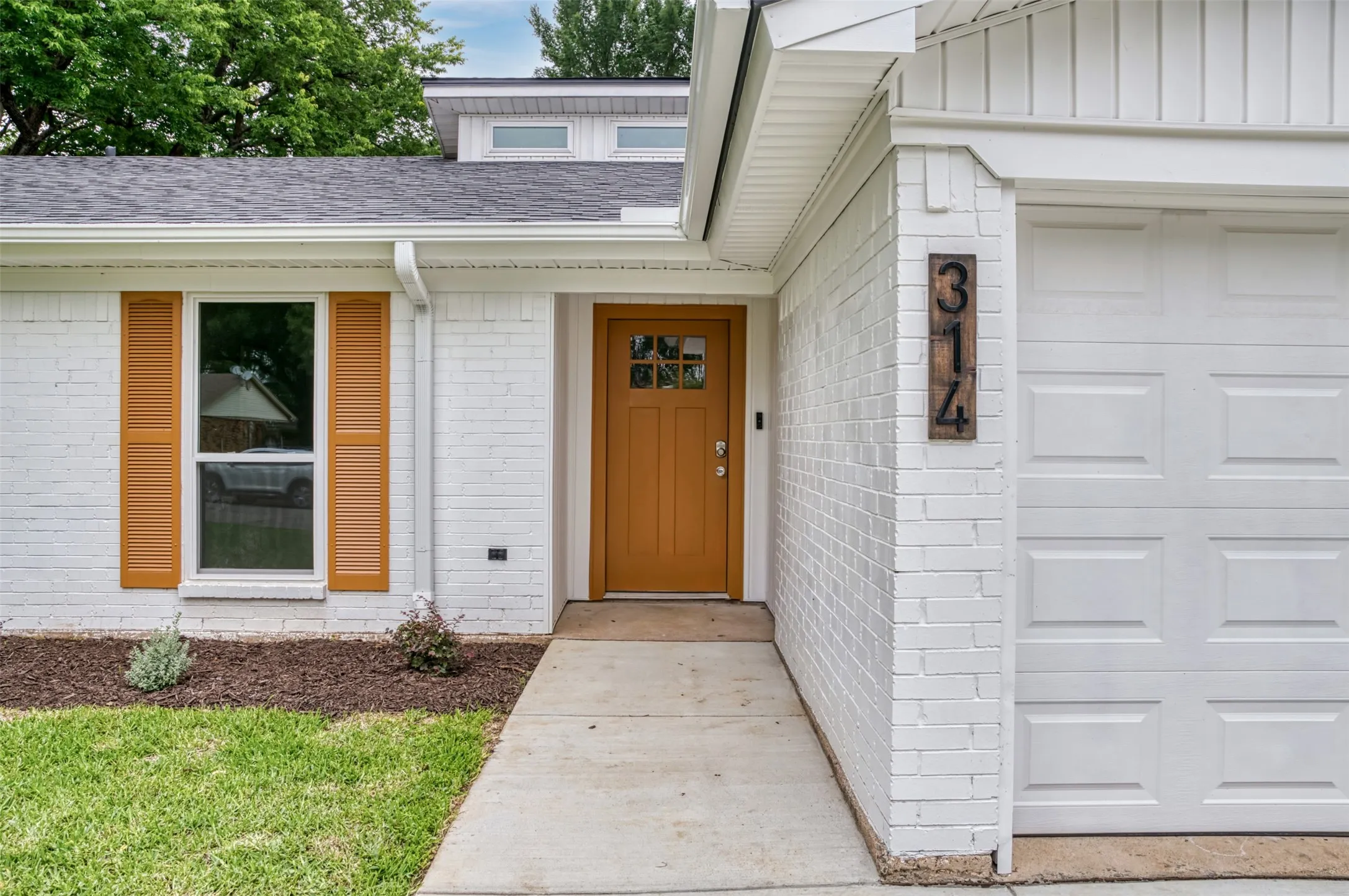 Single Family Residence For Sale in Tarrant County , 314 Sixpence Lane, Euless, Texas 76039, 3 Bedroom, 2 Bathroom, 2 Garage spaces, 1,564 Sqft, built in 1981, mls#21267174, Real Estate Agent in Euless, Homes For Sale in Tarrant county, Homes For Sale in Euless, Realtor in Euless Texas, Real Estate Brokerage Independent Realty Texas, Luminita Cordes Realtor