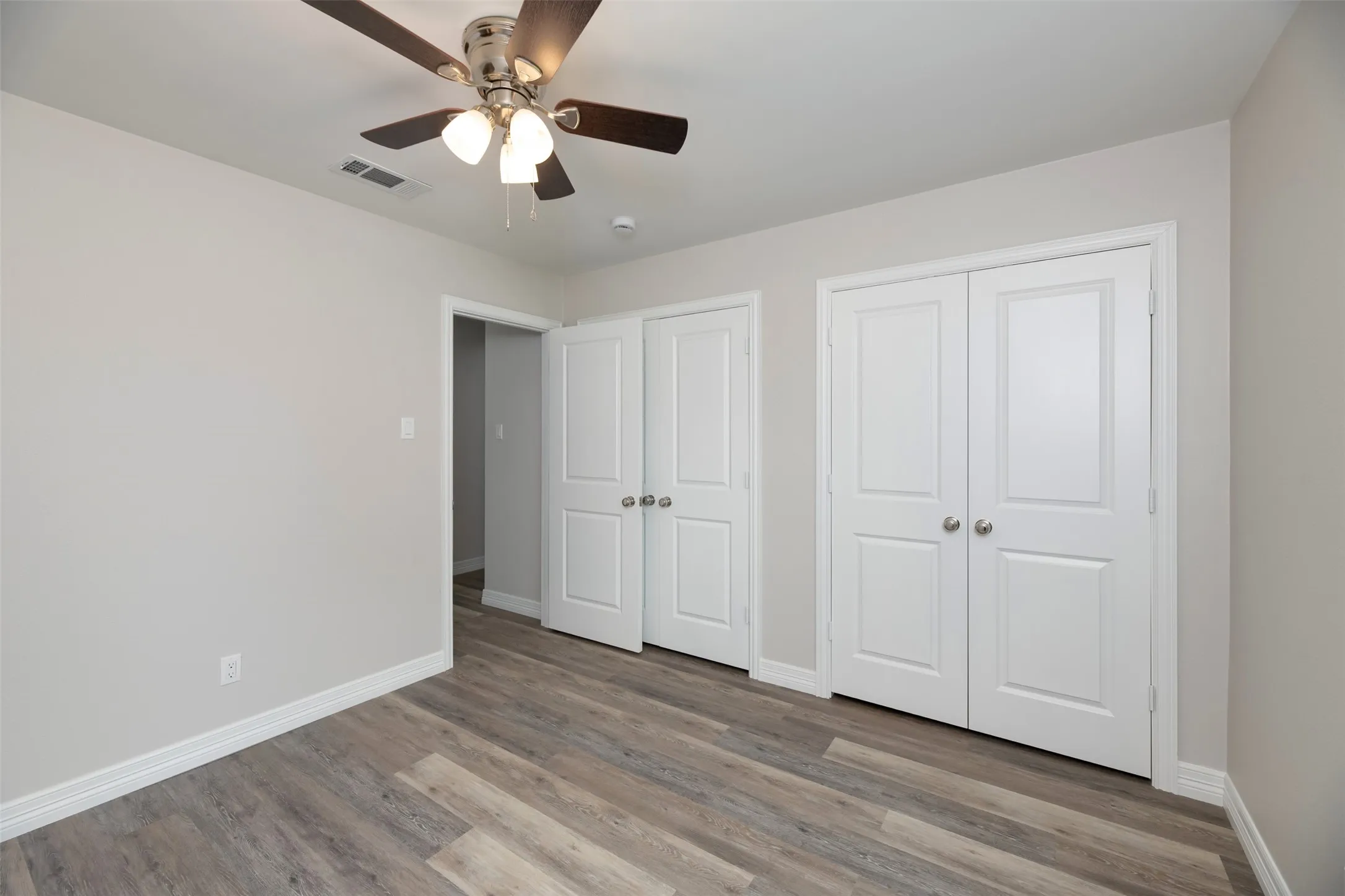 Single Family Residence For Sale in Tarrant County , 314 Sixpence Lane, Euless, Texas 76039, 3 Bedroom, 2 Bathroom, 2 Garage spaces, 1,564 Sqft, built in 1981, mls#21267174, Real Estate Agent in Euless, Homes For Sale in Tarrant county, Homes For Sale in Euless, Realtor in Euless Texas, Real Estate Brokerage Independent Realty Texas, Luminita Cordes Realtor