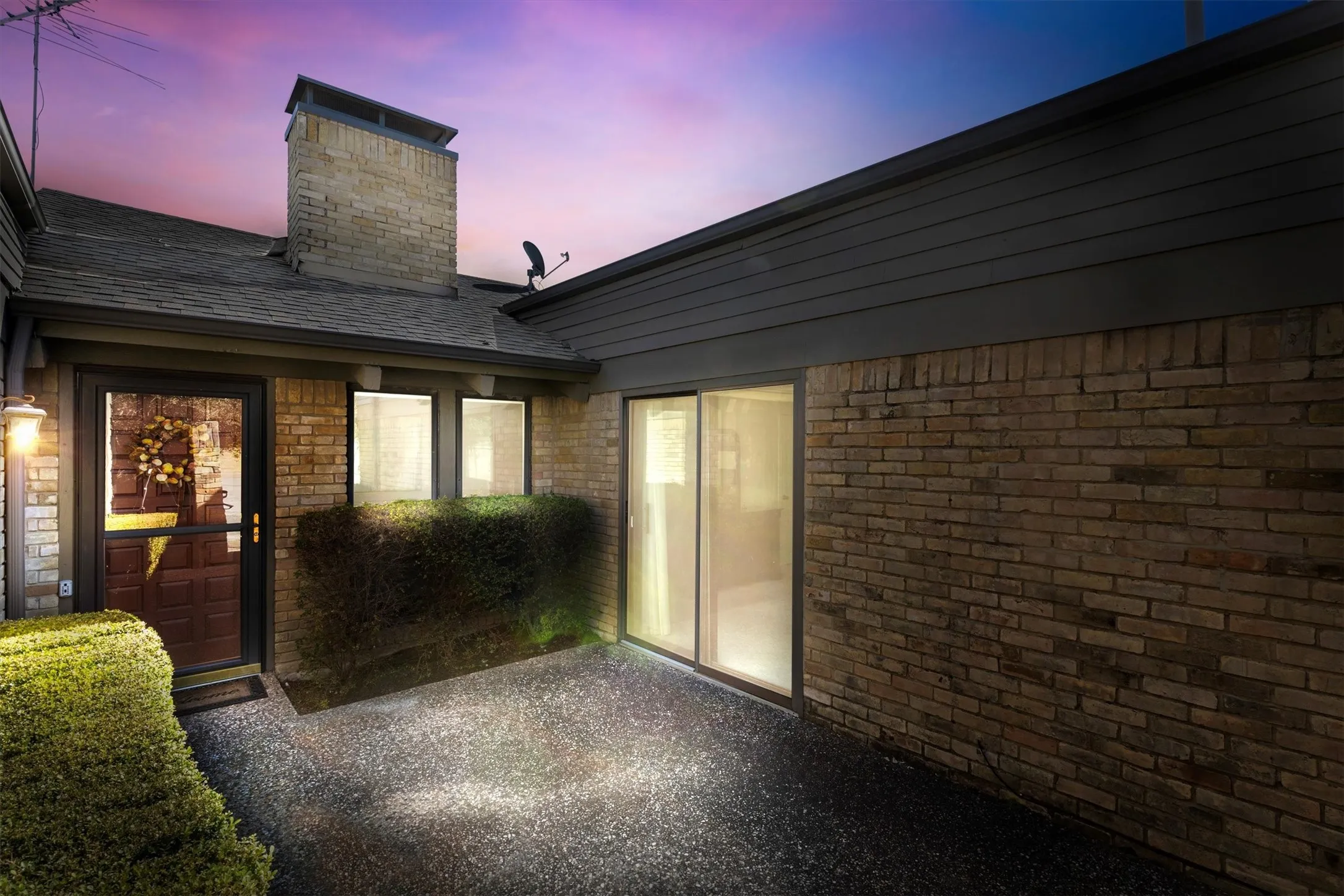 Townhouse For Sale in Dallas County , 8350 Southmeadow Circle, Dallas, Texas 75231, 2 Bedroom, 2 Bathroom, 2 Garage spaces, 1,780 Sqft, built in 1978, mls#21264405, Real Estate Agent in Dallas, Homes For Sale in Dallas county, Homes For Sale in Dallas, Realtor in Dallas Texas, Real Estate Brokerage Independent Realty Texas, Luminita Cordes Realtor