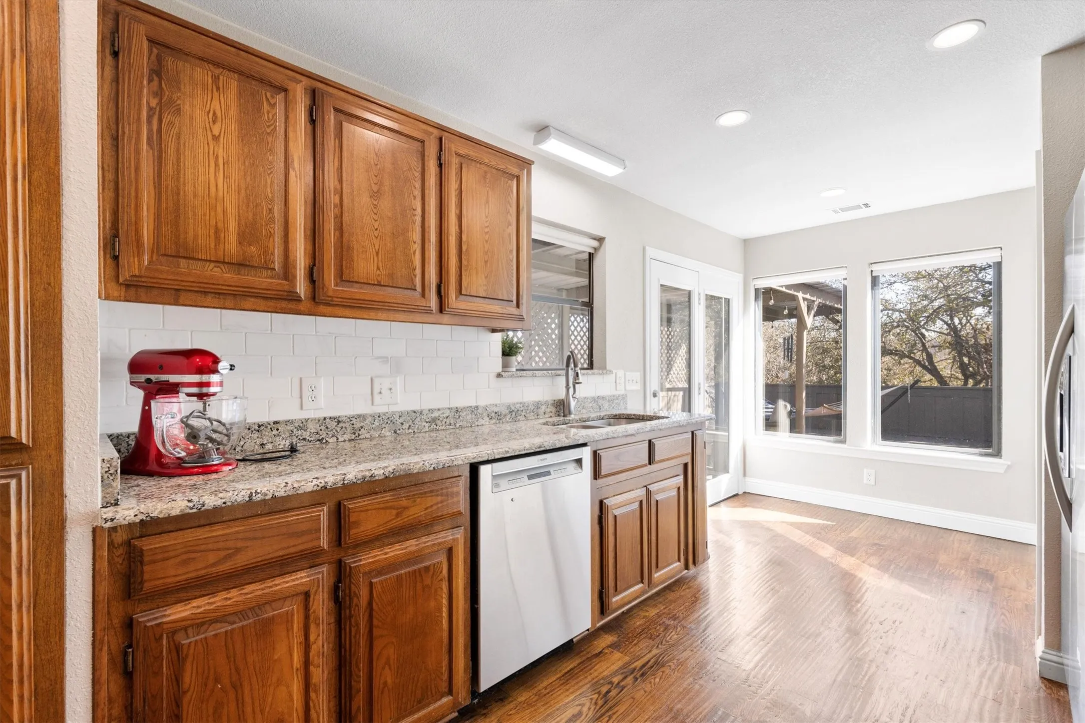 Townhouse For Sale in Dallas County , 8350 Southmeadow Circle, Dallas, Texas 75231, 2 Bedroom, 2 Bathroom, 2 Garage spaces, 1,780 Sqft, built in 1978, mls#21264405, Real Estate Agent in Dallas, Homes For Sale in Dallas county, Homes For Sale in Dallas, Realtor in Dallas Texas, Real Estate Brokerage Independent Realty Texas, Luminita Cordes Realtor