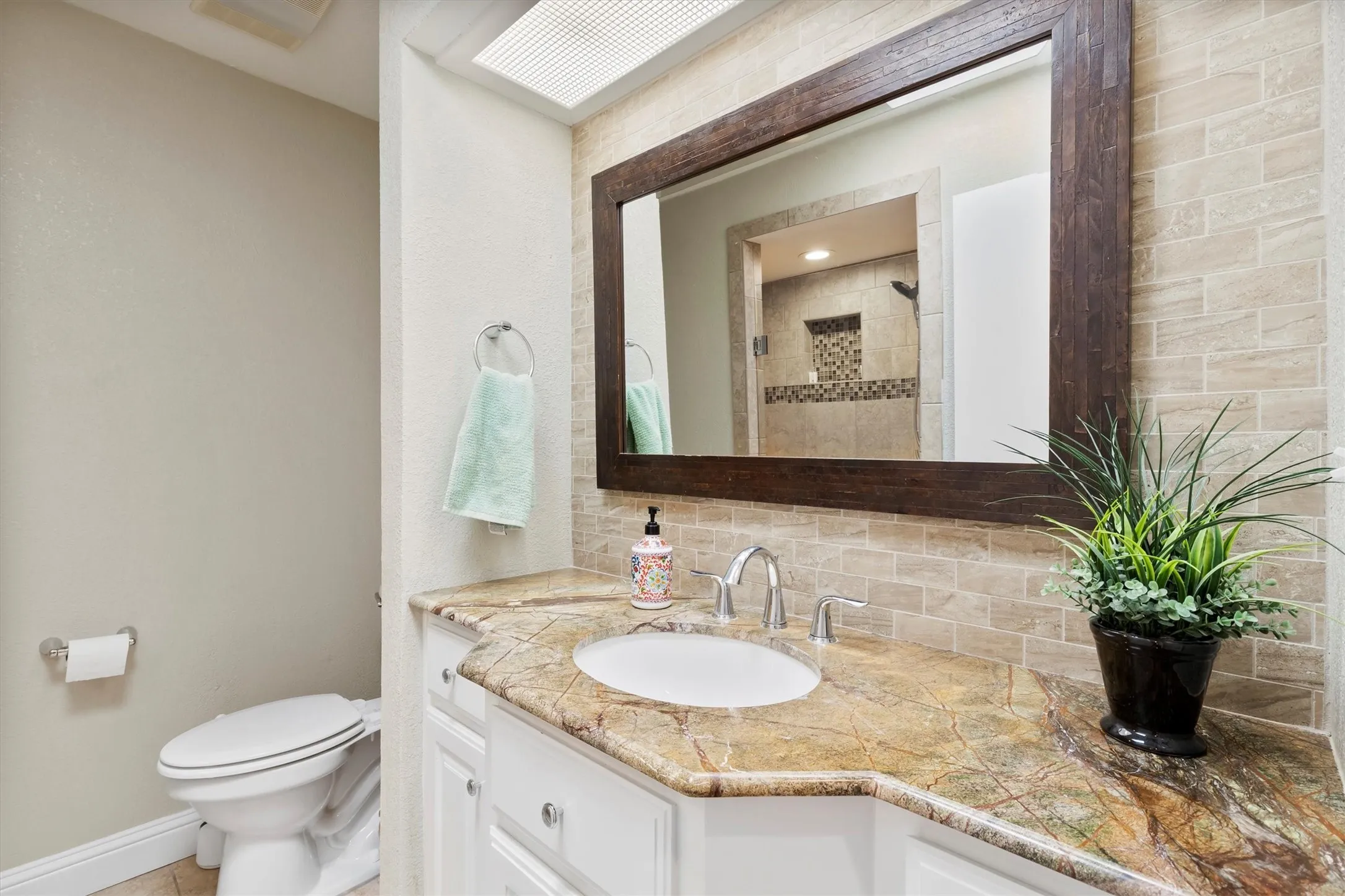 Townhouse For Sale in Dallas County , 8350 Southmeadow Circle, Dallas, Texas 75231, 2 Bedroom, 2 Bathroom, 2 Garage spaces, 1,780 Sqft, built in 1978, mls#21264405, Real Estate Agent in Dallas, Homes For Sale in Dallas county, Homes For Sale in Dallas, Realtor in Dallas Texas, Real Estate Brokerage Independent Realty Texas, Luminita Cordes Realtor