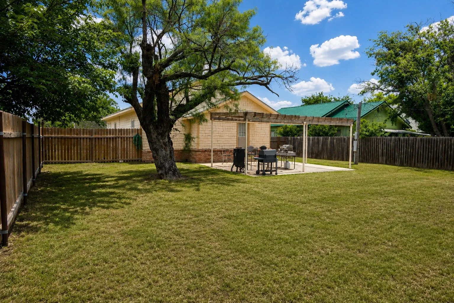 Single Family Residence For Sale in Eastland County , 309 W 10th Street, Cisco, Texas 76437, 2 Bedroom, 1 Bathroom, Garage spaces, 1,162 Sqft, built in 1940, mls#21263666, Real Estate Agent in Cisco, Homes For Sale in Eastland county, Homes For Sale in Cisco, Realtor in Cisco Texas, Real Estate Brokerage Independent Realty Texas, Luminita Cordes Realtor