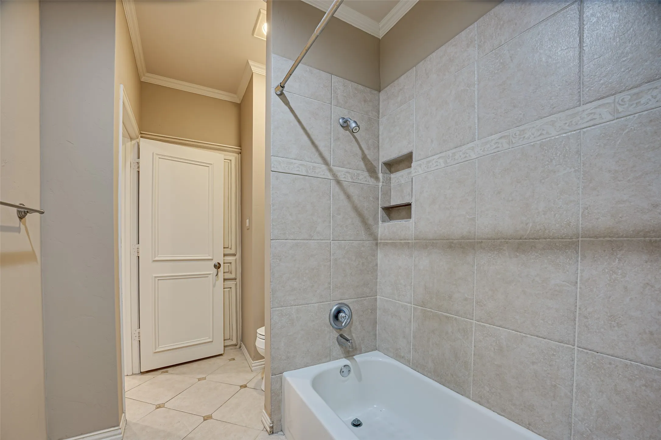 Single Family Residence For Rent in Collin County , 5004 Castle Creek Court, Plano, Texas 75093, 6 Bedroom, 5 Bathroom, 3 Garage spaces, 6,065 Sqft, built in 2001, mls#21266817, Real Estate Agent in Plano, Homes For Rent in Collin county, Homes For Rent in Plano, Realtor in Plano Texas, Real Estate Brokerage Independent Realty Texas, Luminita Cordes Realtor