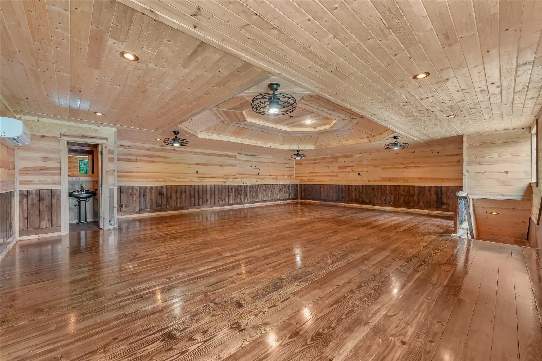 Single Family Residence For Sale in Collin County , 7101 County Road 1037, Blue Ridge, Texas 75424, 3 Bedrooms, 5 Bathrooms, 3 Garage spaces, 4,000 Sqft, built in 2004, Price $3,200,000, mls#21267276, Real Estate Agent in Blue Ridge, Homes For Sale in Collin county, Homes For Sale in Blue Ridge, Realtor in Blue Ridge Texas, Real Estate Brokerage Independent Realty Texas, Luminita Cordes Realtor