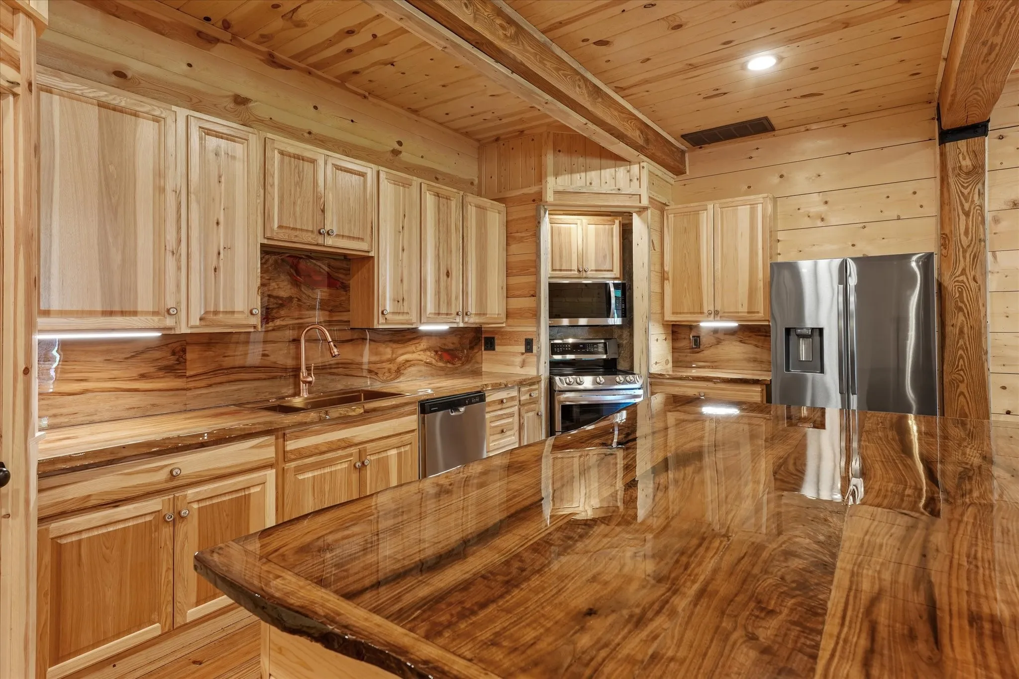 Single Family Residence For Sale in Collin County , 7101 County Road 1037, Blue Ridge, Texas 75424, 3 Bedrooms, 5 Bathrooms, 3 Garage spaces, 4,000 Sqft, built in 2004, Price $3,200,000, mls#21267276, Real Estate Agent in Blue Ridge, Homes For Sale in Collin county, Homes For Sale in Blue Ridge, Realtor in Blue Ridge Texas, Real Estate Brokerage Independent Realty Texas, Luminita Cordes Realtor