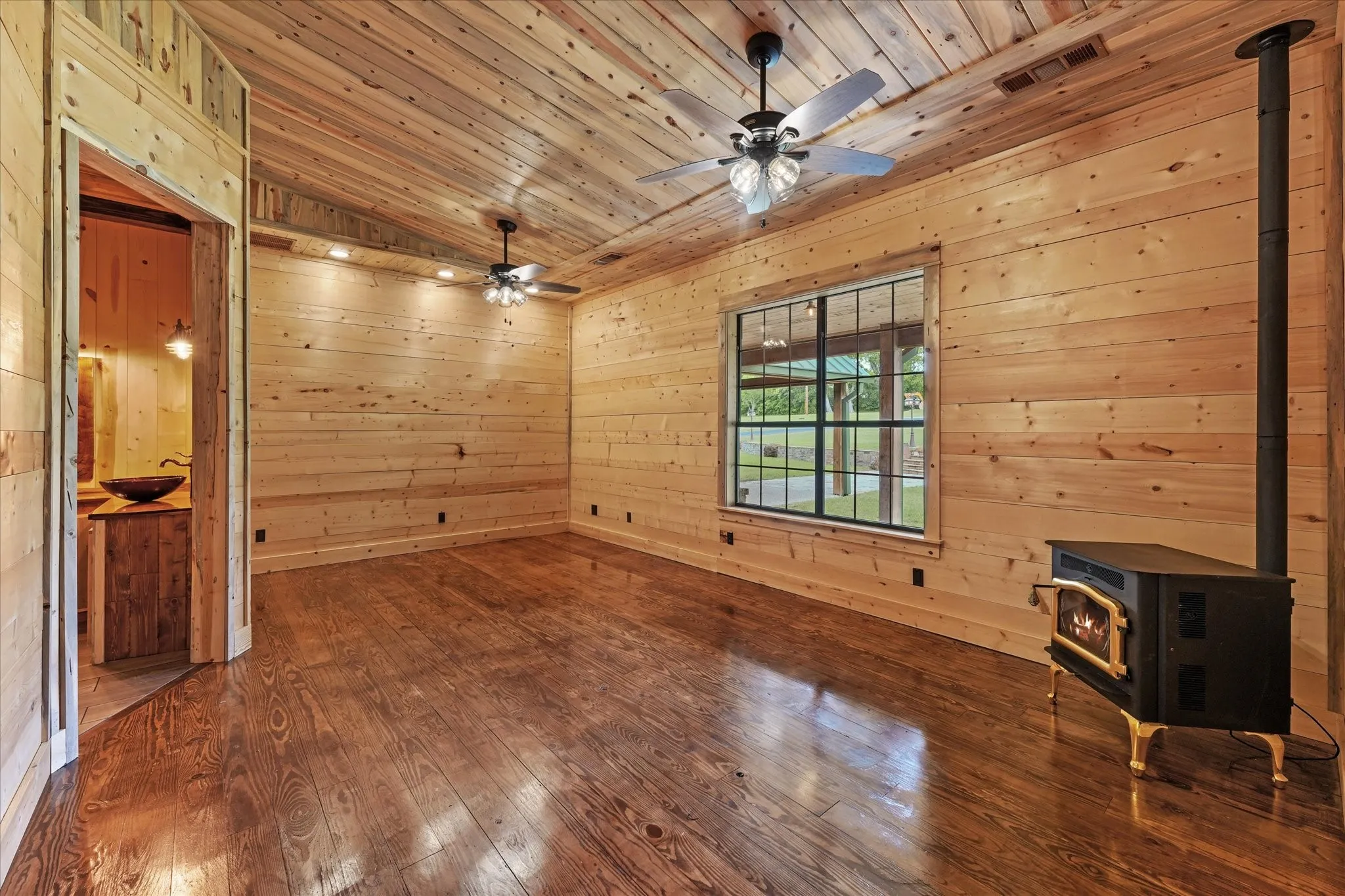 Single Family Residence For Sale in Collin County , 7101 County Road 1037, Blue Ridge, Texas 75424, 3 Bedrooms, 5 Bathrooms, 3 Garage spaces, 4,000 Sqft, built in 2004, Price $3,200,000, mls#21267276, Real Estate Agent in Blue Ridge, Homes For Sale in Collin county, Homes For Sale in Blue Ridge, Realtor in Blue Ridge Texas, Real Estate Brokerage Independent Realty Texas, Luminita Cordes Realtor