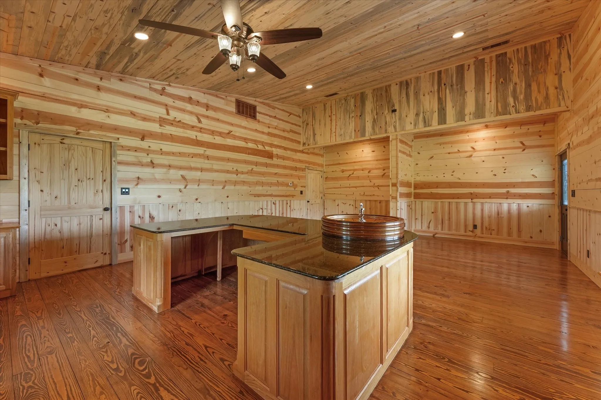 Single Family Residence For Sale in Collin County , 7101 County Road 1037, Blue Ridge, Texas 75424, 3 Bedrooms, 5 Bathrooms, 3 Garage spaces, 4,000 Sqft, built in 2004, Price $3,200,000, mls#21267276, Real Estate Agent in Blue Ridge, Homes For Sale in Collin county, Homes For Sale in Blue Ridge, Realtor in Blue Ridge Texas, Real Estate Brokerage Independent Realty Texas, Luminita Cordes Realtor