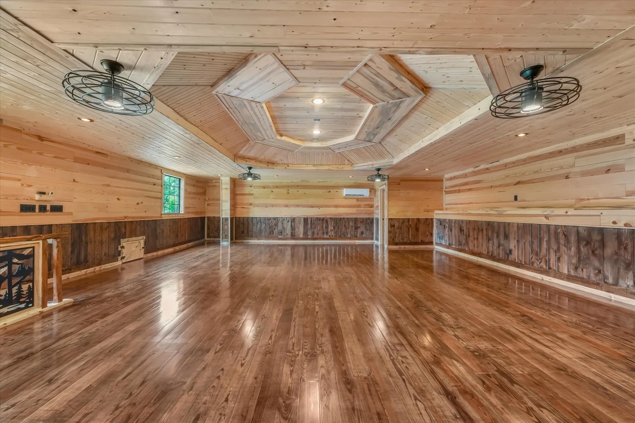 Single Family Residence For Sale in Collin County , 7101 County Road 1037, Blue Ridge, Texas 75424, 3 Bedrooms, 5 Bathrooms, 3 Garage spaces, 4,000 Sqft, built in 2004, Price $3,200,000, mls#21267276, Real Estate Agent in Blue Ridge, Homes For Sale in Collin county, Homes For Sale in Blue Ridge, Realtor in Blue Ridge Texas, Real Estate Brokerage Independent Realty Texas, Luminita Cordes Realtor