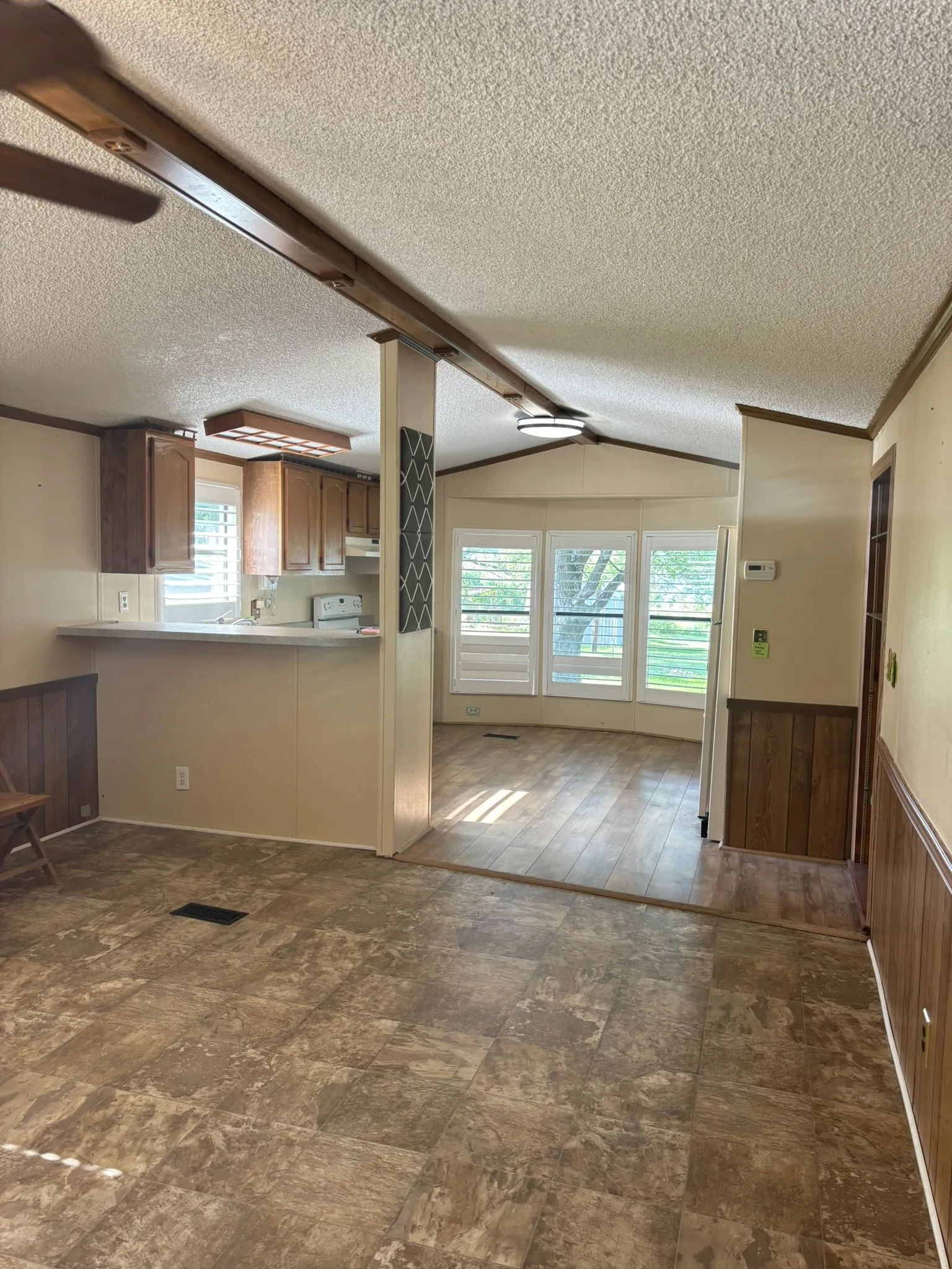 Mobile Home For Sale in Montague County , 306 Oak Street, Nocona, Texas 76255, 2 Bedroom, 2 Bathroom, 1 Garage spaces, 1,144 Sqft, built in 1987, mls#21254901, Real Estate Agent in Nocona, Homes For Sale in Montague county, Homes For Sale in Nocona, Realtor in Nocona Texas, Real Estate Brokerage Independent Realty Texas, Luminita Cordes Realtor