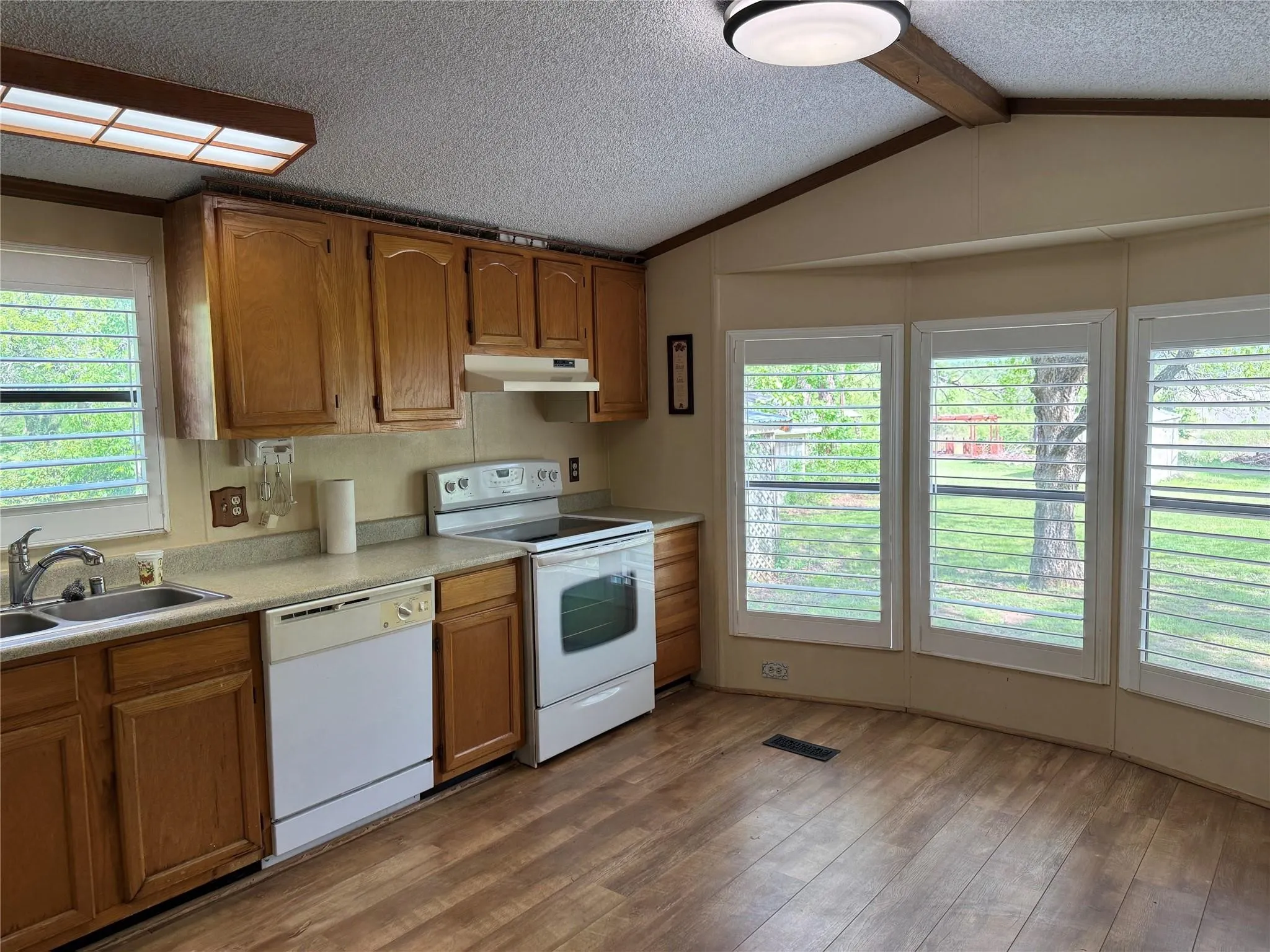 Mobile Home For Sale in Montague County , 306 Oak Street, Nocona, Texas 76255, 2 Bedroom, 2 Bathroom, 1 Garage spaces, 1,144 Sqft, built in 1987, mls#21254901, Real Estate Agent in Nocona, Homes For Sale in Montague county, Homes For Sale in Nocona, Realtor in Nocona Texas, Real Estate Brokerage Independent Realty Texas, Luminita Cordes Realtor