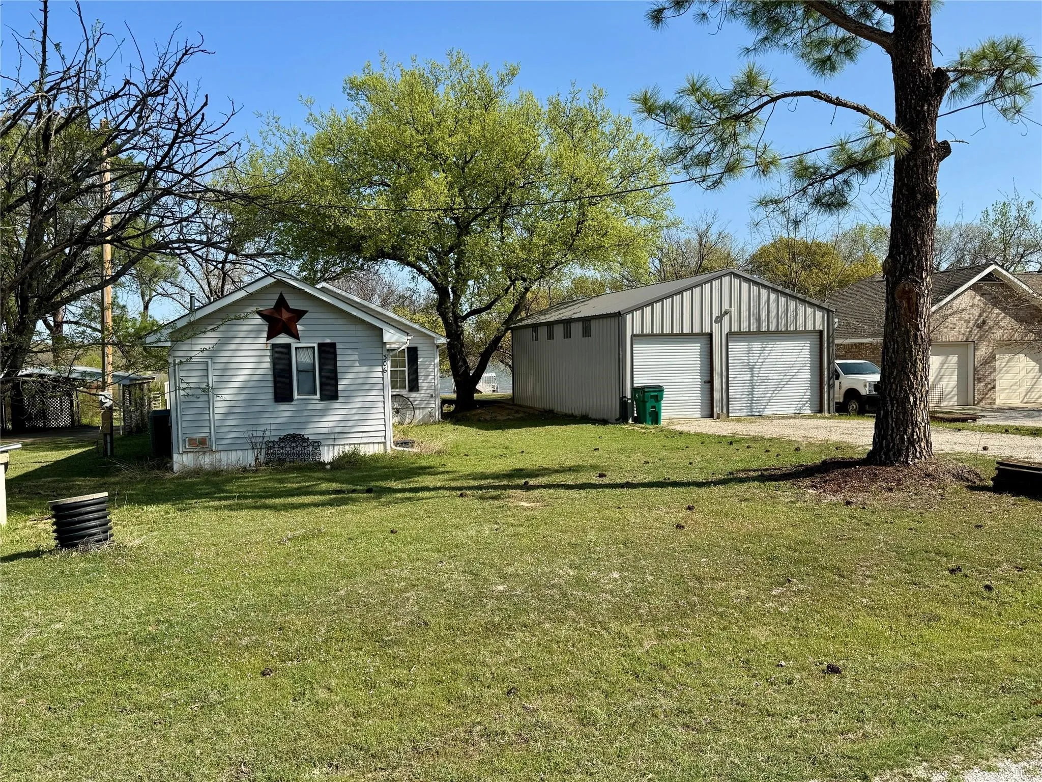 Mobile Home For Sale in Montague County , 306 Oak Street, Nocona, Texas 76255, 2 Bedroom, 2 Bathroom, 1 Garage spaces, 1,144 Sqft, built in 1987, mls#21254901, Real Estate Agent in Nocona, Homes For Sale in Montague county, Homes For Sale in Nocona, Realtor in Nocona Texas, Real Estate Brokerage Independent Realty Texas, Luminita Cordes Realtor