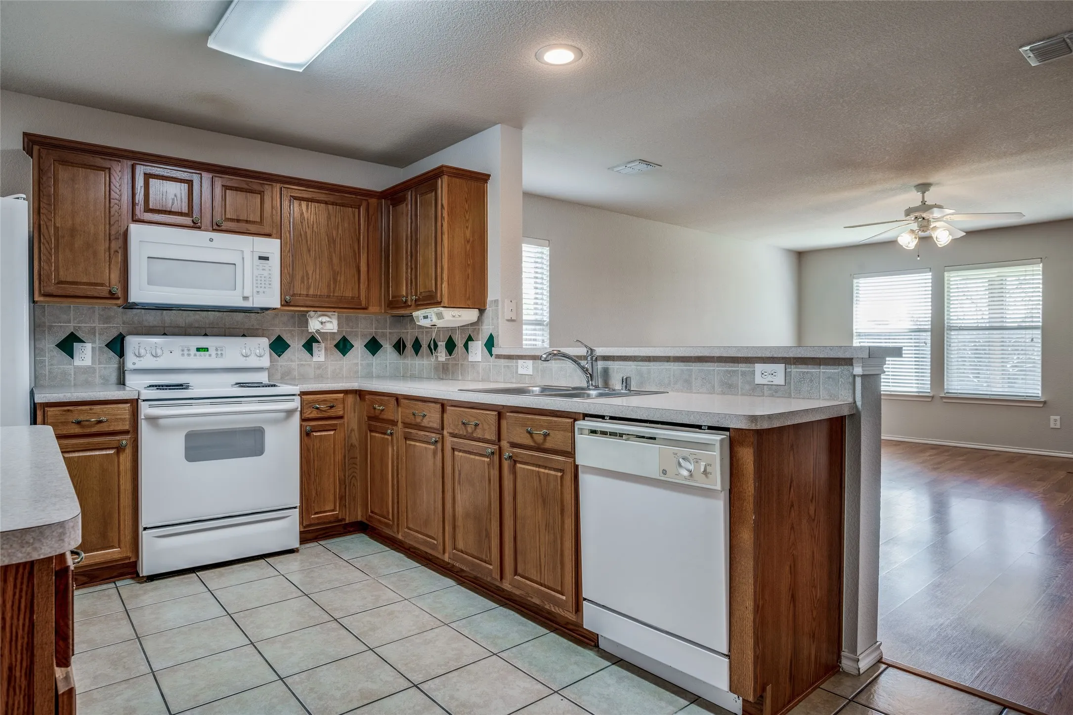 Single Family Residence For Rent in Collin County , 821 Oak Hollow Lane, Anna, Texas 75409, 3 Bedroom, 2 Bathroom, 2 Garage spaces, 1,809 Sqft, built in 2004, mls#21265215, Real Estate Agent in Anna, Homes For Rent in Collin county, Homes For Rent in Anna, Realtor in Anna Texas, Real Estate Brokerage Independent Realty Texas, Luminita Cordes Realtor
