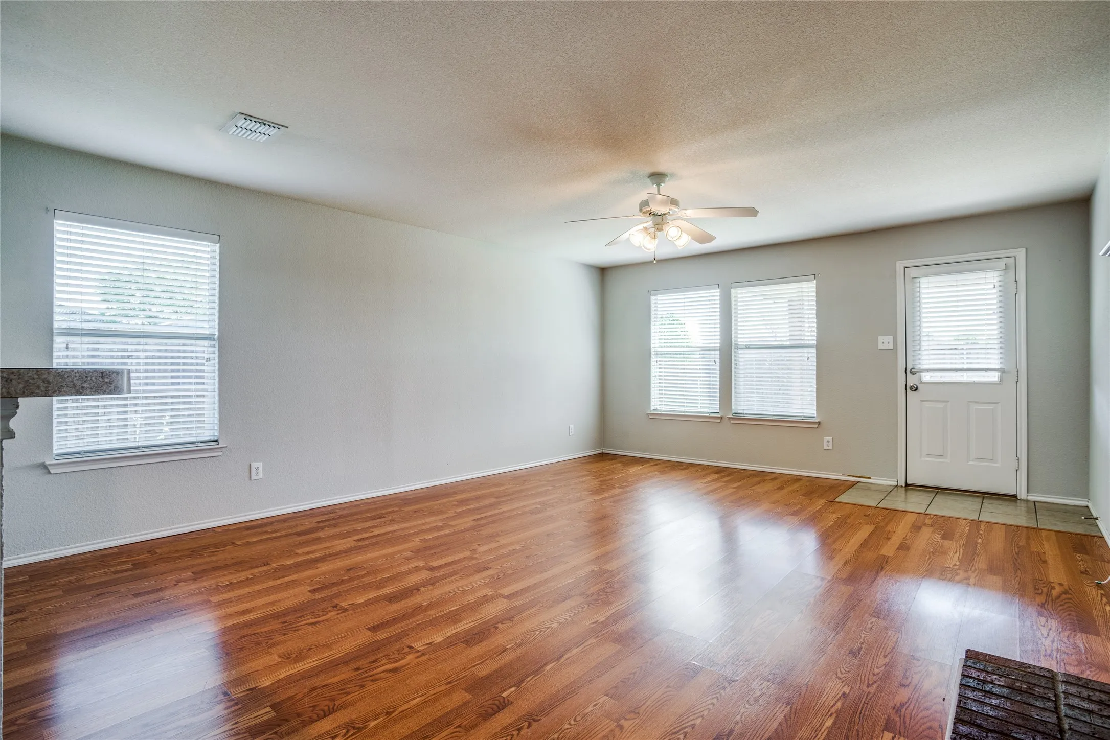 Single Family Residence For Rent in Collin County , 821 Oak Hollow Lane, Anna, Texas 75409, 3 Bedroom, 2 Bathroom, 2 Garage spaces, 1,809 Sqft, built in 2004, mls#21265215, Real Estate Agent in Anna, Homes For Rent in Collin county, Homes For Rent in Anna, Realtor in Anna Texas, Real Estate Brokerage Independent Realty Texas, Luminita Cordes Realtor