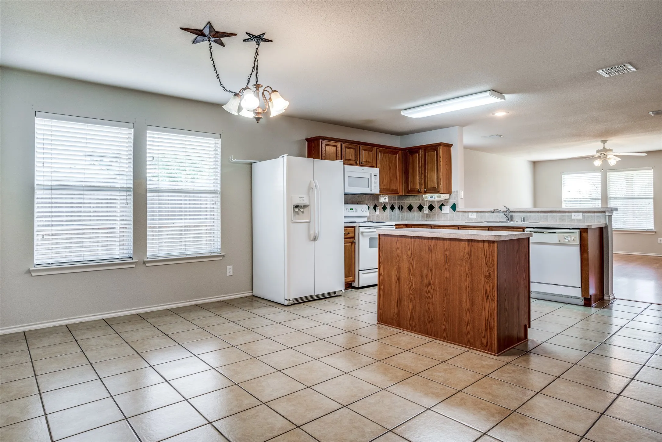 Single Family Residence For Rent in Collin County , 821 Oak Hollow Lane, Anna, Texas 75409, 3 Bedroom, 2 Bathroom, 2 Garage spaces, 1,809 Sqft, built in 2004, mls#21265215, Real Estate Agent in Anna, Homes For Rent in Collin county, Homes For Rent in Anna, Realtor in Anna Texas, Real Estate Brokerage Independent Realty Texas, Luminita Cordes Realtor