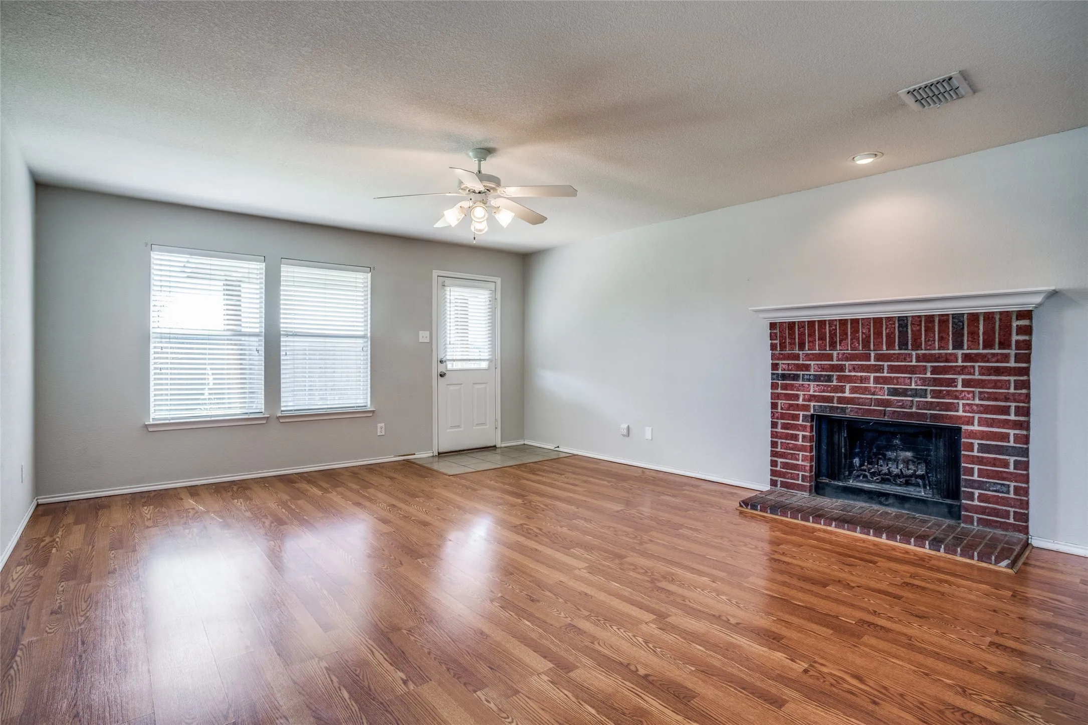 Single Family Residence For Rent in Collin County , 821 Oak Hollow Lane, Anna, Texas 75409, 3 Bedroom, 2 Bathroom, 2 Garage spaces, 1,809 Sqft, built in 2004, mls#21265215, Real Estate Agent in Anna, Homes For Rent in Collin county, Homes For Rent in Anna, Realtor in Anna Texas, Real Estate Brokerage Independent Realty Texas, Luminita Cordes Realtor