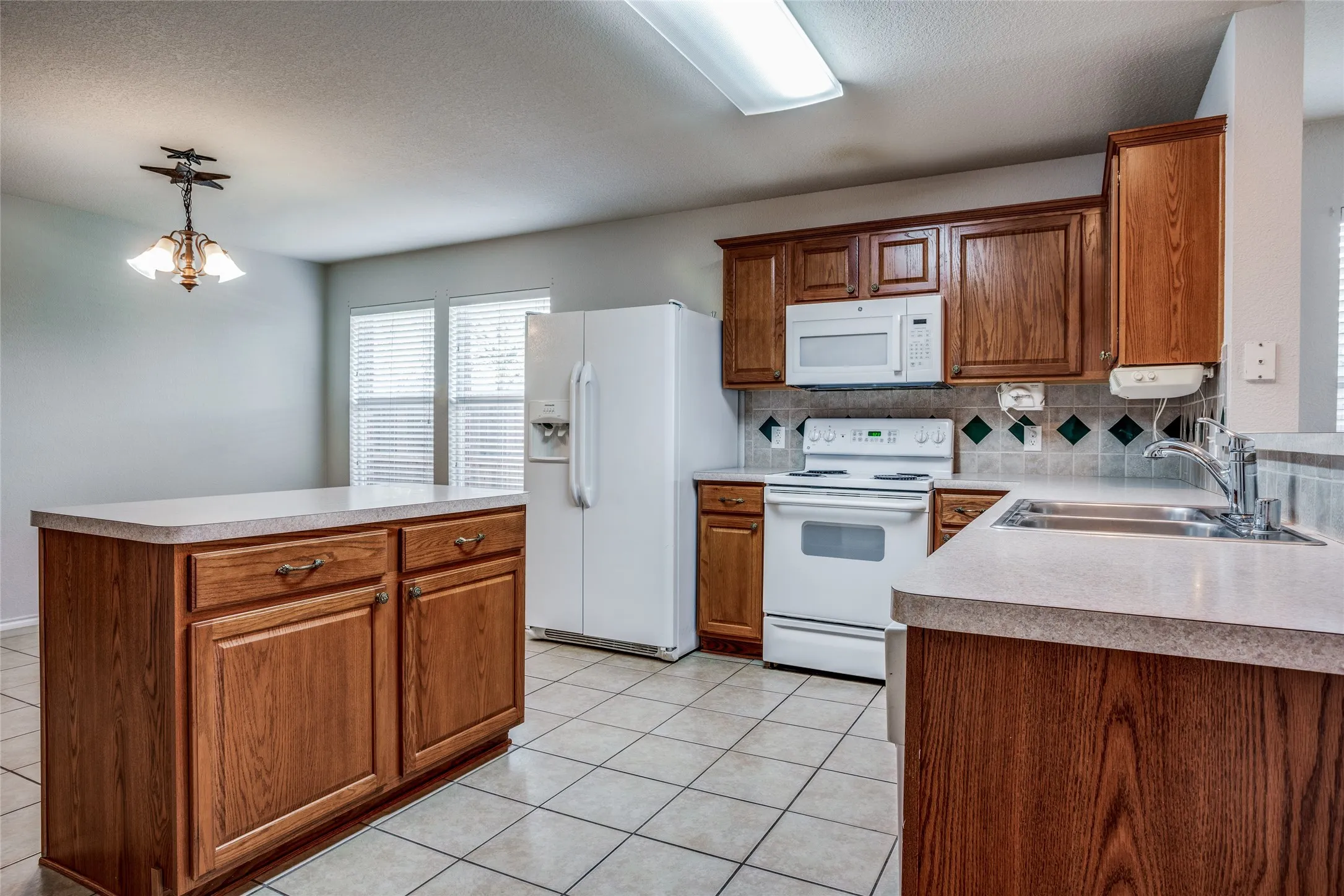 Single Family Residence For Rent in Collin County , 821 Oak Hollow Lane, Anna, Texas 75409, 3 Bedroom, 2 Bathroom, 2 Garage spaces, 1,809 Sqft, built in 2004, mls#21265215, Real Estate Agent in Anna, Homes For Rent in Collin county, Homes For Rent in Anna, Realtor in Anna Texas, Real Estate Brokerage Independent Realty Texas, Luminita Cordes Realtor