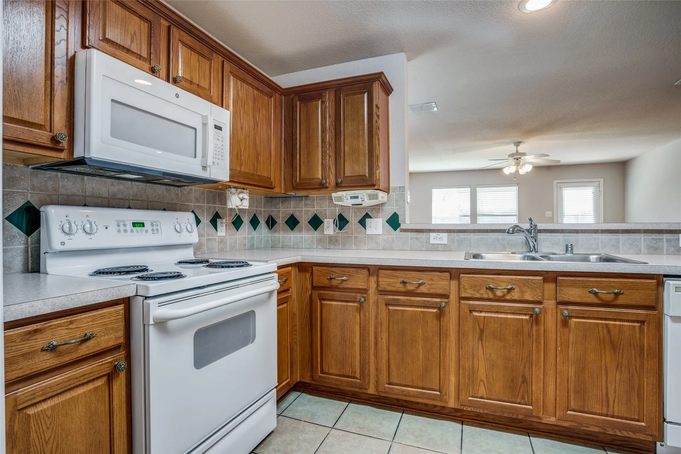 Single Family Residence For Rent in Collin County , 821 Oak Hollow Lane, Anna, Texas 75409, 3 Bedroom, 2 Bathroom, 2 Garage spaces, 1,809 Sqft, built in 2004, mls#21265215, Real Estate Agent in Anna, Homes For Rent in Collin county, Homes For Rent in Anna, Realtor in Anna Texas, Real Estate Brokerage Independent Realty Texas, Luminita Cordes Realtor