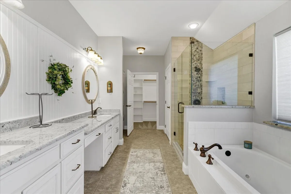 Single Family Residence For Sale in Hood County , 3300 Fountain Way, Granbury, Texas 76049, 3 Bedroom, 3 Bathroom, 2 Garage spaces, 3,014 Sqft, built in 2006, mls#21265470, Real Estate Agent in Granbury, Homes For Sale in Hood county, Homes For Sale in Granbury, Realtor in Granbury Texas, Real Estate Brokerage Independent Realty Texas, Luminita Cordes Realtor