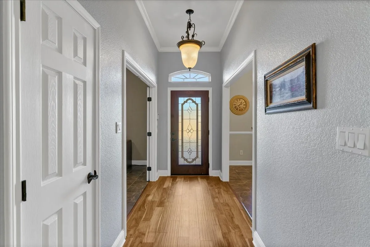 Single Family Residence For Sale in Hood County , 3300 Fountain Way, Granbury, Texas 76049, 3 Bedroom, 3 Bathroom, 2 Garage spaces, 3,014 Sqft, built in 2006, mls#21265470, Real Estate Agent in Granbury, Homes For Sale in Hood county, Homes For Sale in Granbury, Realtor in Granbury Texas, Real Estate Brokerage Independent Realty Texas, Luminita Cordes Realtor