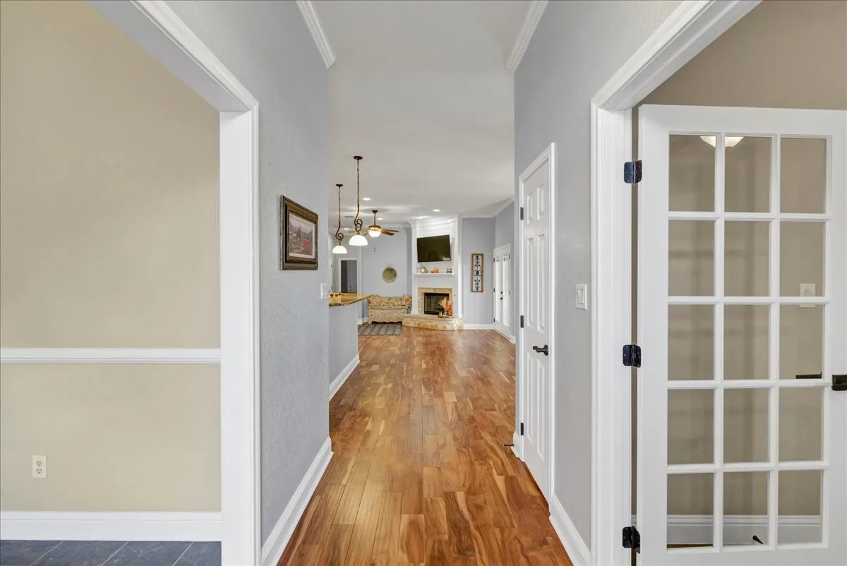 Single Family Residence For Sale in Hood County , 3300 Fountain Way, Granbury, Texas 76049, 3 Bedroom, 3 Bathroom, 2 Garage spaces, 3,014 Sqft, built in 2006, mls#21265470, Real Estate Agent in Granbury, Homes For Sale in Hood county, Homes For Sale in Granbury, Realtor in Granbury Texas, Real Estate Brokerage Independent Realty Texas, Luminita Cordes Realtor