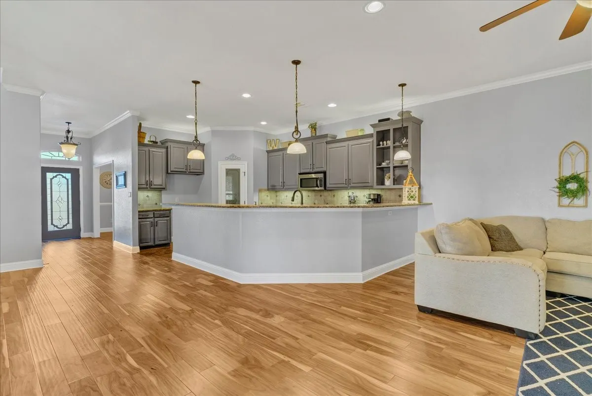 Single Family Residence For Sale in Hood County , 3300 Fountain Way, Granbury, Texas 76049, 3 Bedroom, 3 Bathroom, 2 Garage spaces, 3,014 Sqft, built in 2006, mls#21265470, Real Estate Agent in Granbury, Homes For Sale in Hood county, Homes For Sale in Granbury, Realtor in Granbury Texas, Real Estate Brokerage Independent Realty Texas, Luminita Cordes Realtor