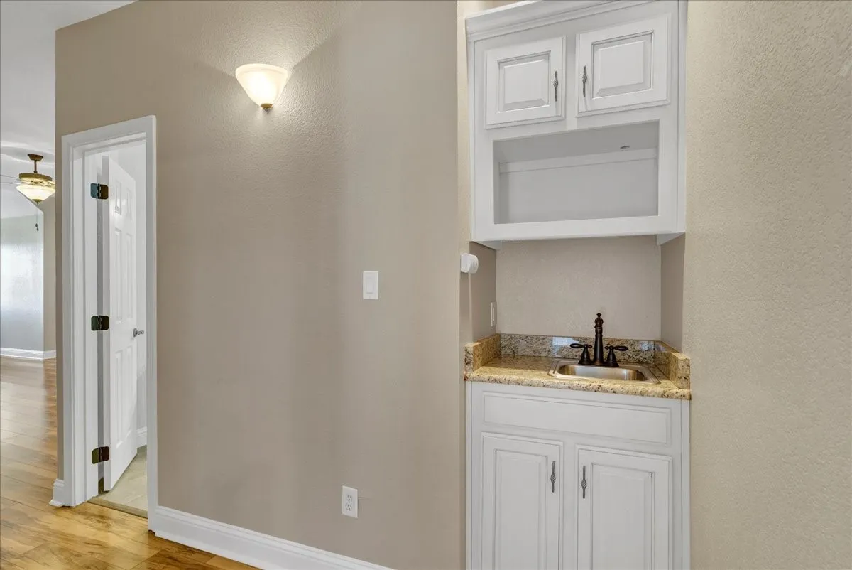 Single Family Residence For Sale in Hood County , 3300 Fountain Way, Granbury, Texas 76049, 3 Bedroom, 3 Bathroom, 2 Garage spaces, 3,014 Sqft, built in 2006, mls#21265470, Real Estate Agent in Granbury, Homes For Sale in Hood county, Homes For Sale in Granbury, Realtor in Granbury Texas, Real Estate Brokerage Independent Realty Texas, Luminita Cordes Realtor