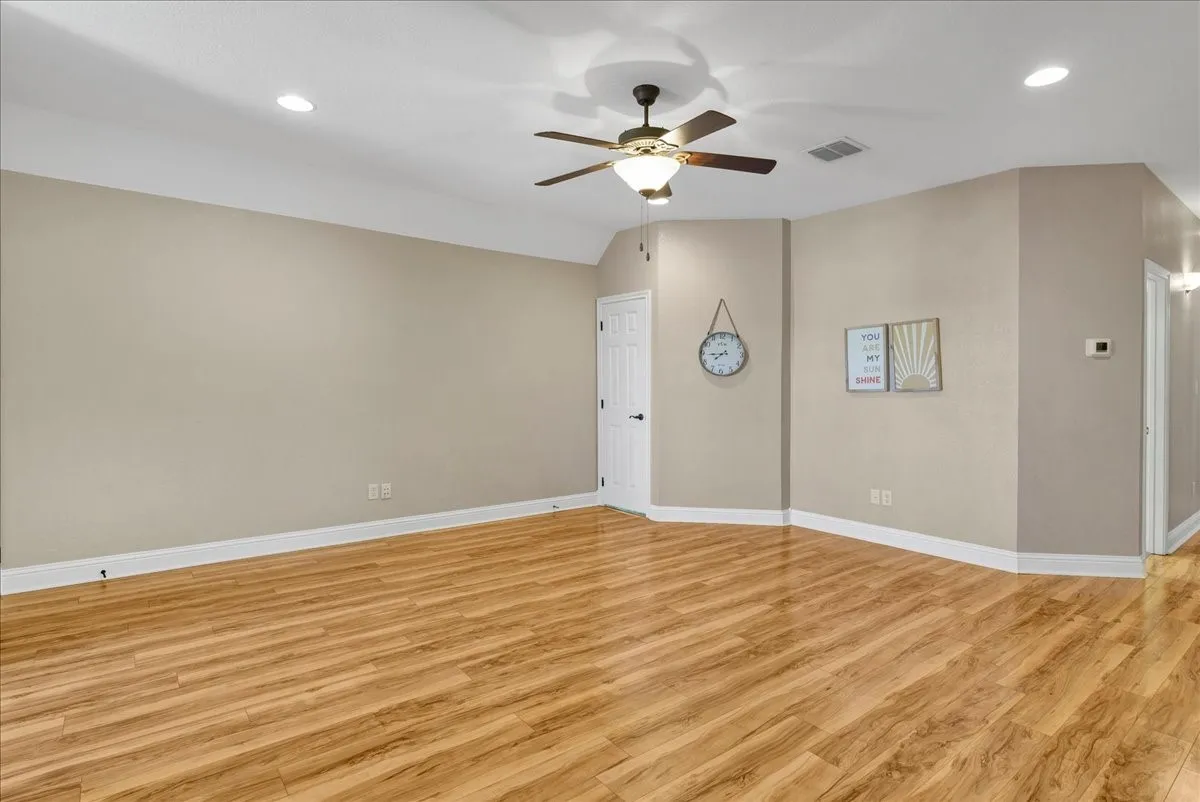 Single Family Residence For Sale in Hood County , 3300 Fountain Way, Granbury, Texas 76049, 3 Bedroom, 3 Bathroom, 2 Garage spaces, 3,014 Sqft, built in 2006, mls#21265470, Real Estate Agent in Granbury, Homes For Sale in Hood county, Homes For Sale in Granbury, Realtor in Granbury Texas, Real Estate Brokerage Independent Realty Texas, Luminita Cordes Realtor