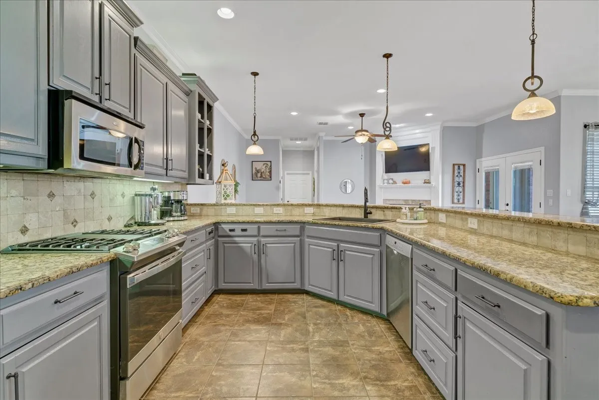 Single Family Residence For Sale in Hood County , 3300 Fountain Way, Granbury, Texas 76049, 3 Bedroom, 3 Bathroom, 2 Garage spaces, 3,014 Sqft, built in 2006, mls#21265470, Real Estate Agent in Granbury, Homes For Sale in Hood county, Homes For Sale in Granbury, Realtor in Granbury Texas, Real Estate Brokerage Independent Realty Texas, Luminita Cordes Realtor