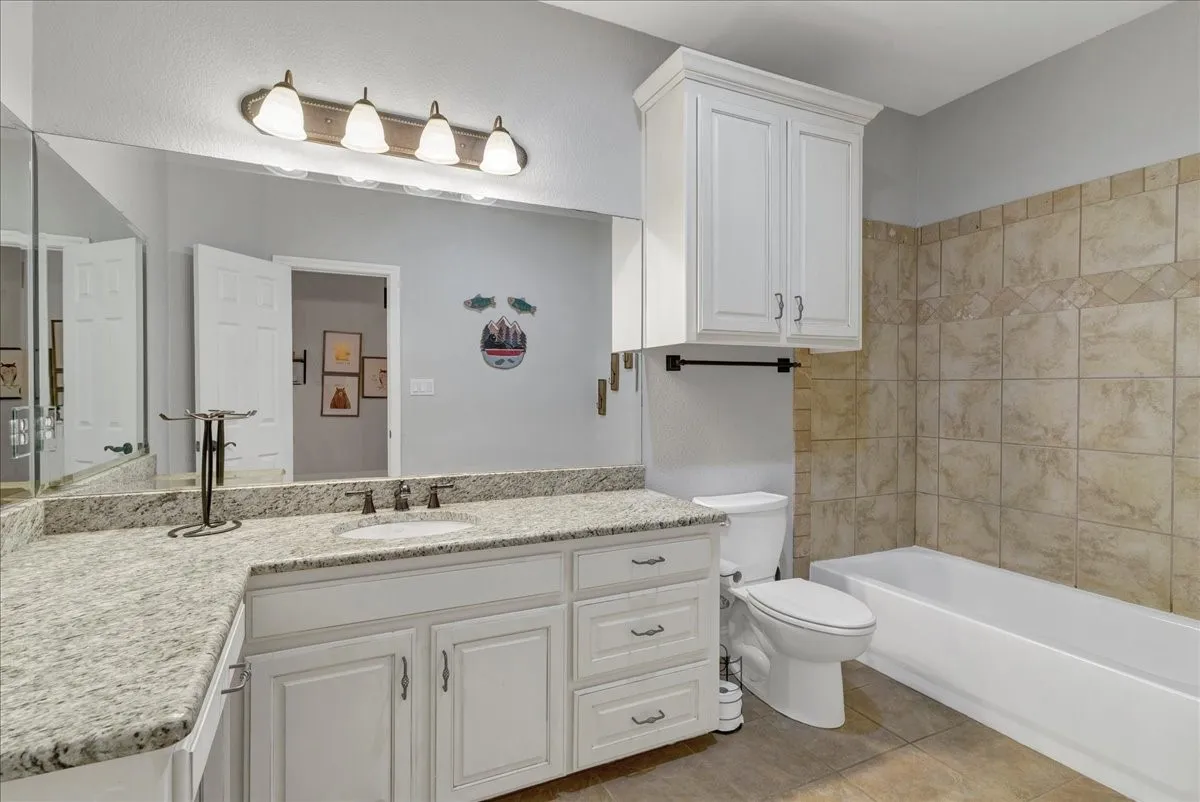 Single Family Residence For Sale in Hood County , 3300 Fountain Way, Granbury, Texas 76049, 3 Bedroom, 3 Bathroom, 2 Garage spaces, 3,014 Sqft, built in 2006, mls#21265470, Real Estate Agent in Granbury, Homes For Sale in Hood county, Homes For Sale in Granbury, Realtor in Granbury Texas, Real Estate Brokerage Independent Realty Texas, Luminita Cordes Realtor