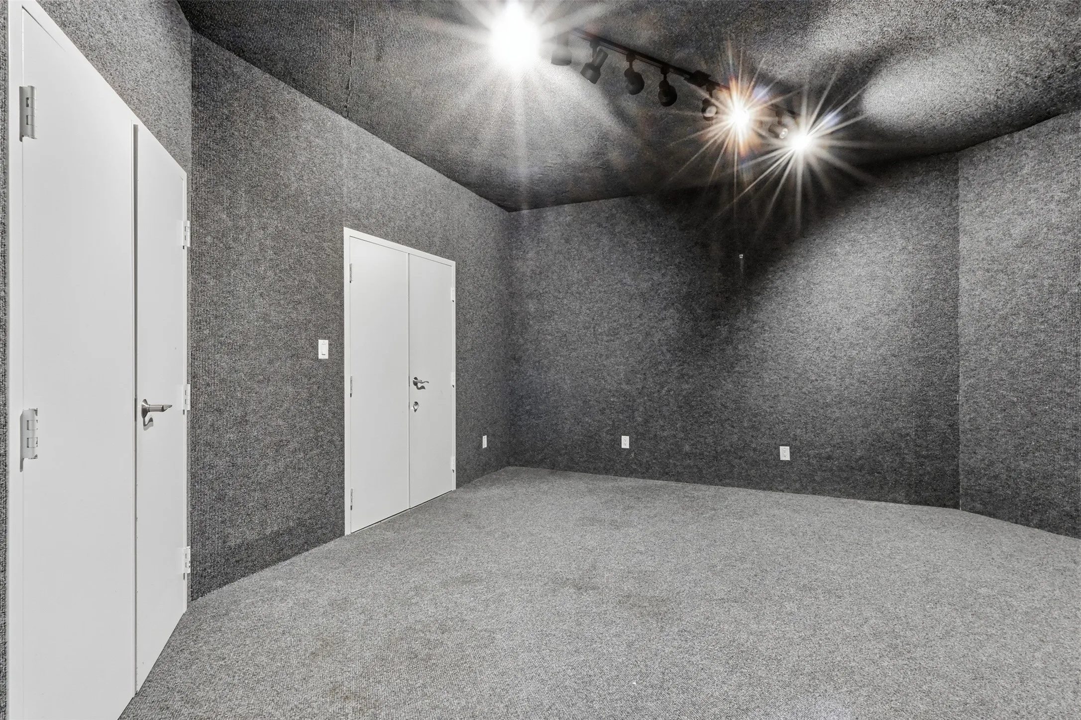 Single Family Residence For Sale in Titus County , 503 Greenhill Park Avenue, Mt Pleasant, Texas 75455, 5 Bedroom, 7 Bathroom, 4 Garage spaces, 6,539 Sqft, built in 2002, mls#21267429, Real Estate Agent in Mt Pleasant, Homes For Sale in Titus county, Homes For Sale in Mt Pleasant, Realtor in Mt Pleasant Texas, Real Estate Brokerage Independent Realty Texas, Luminita Cordes Realtor