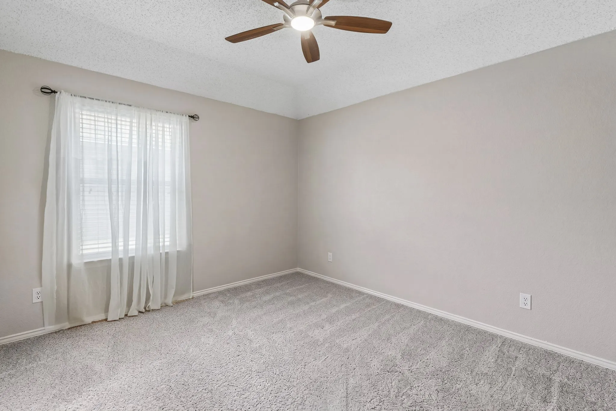 Nice size, split, secondary bedroom has en suite access to the hall bath, walk in closet, ceiling fan and carpet.