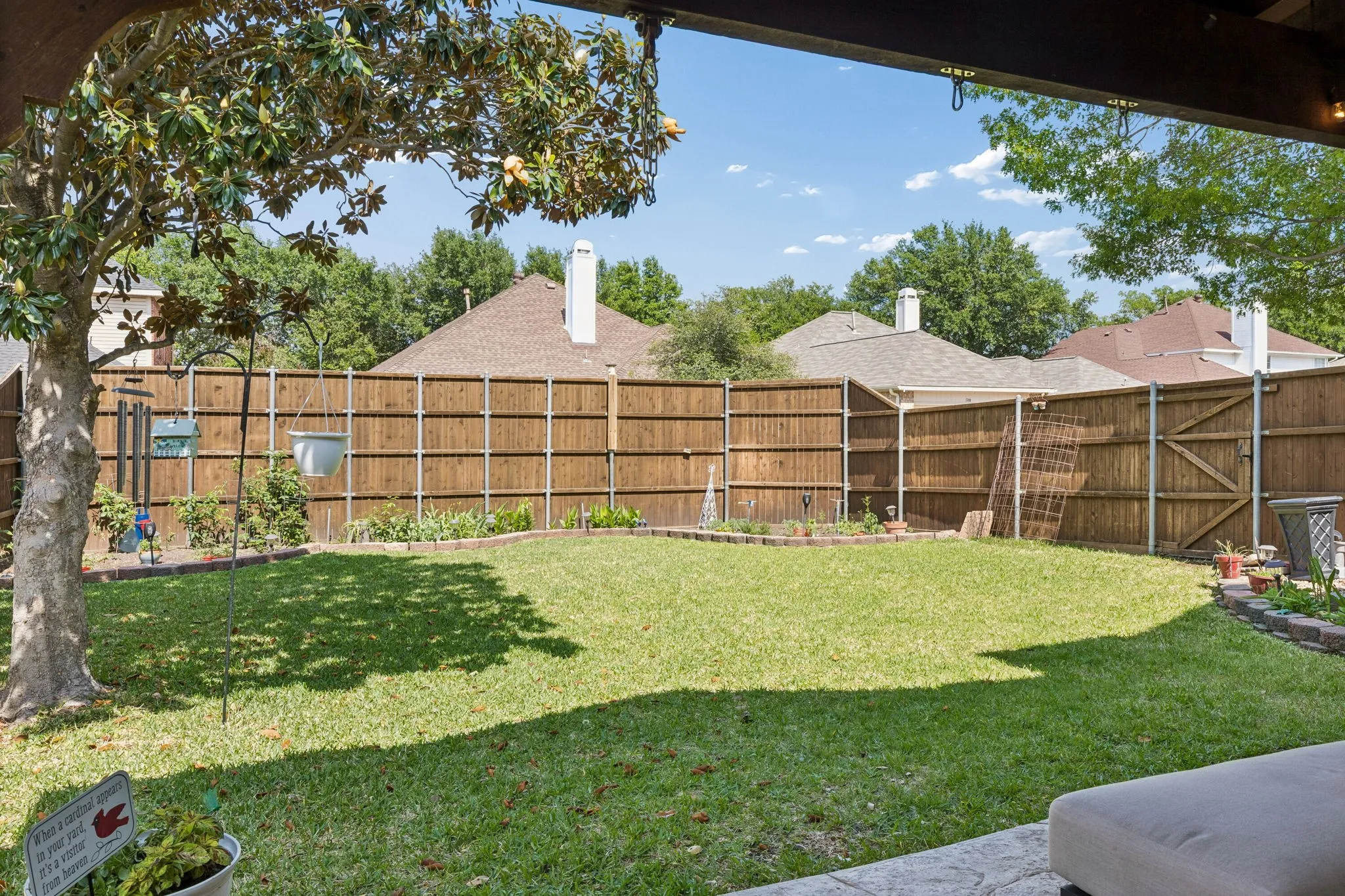 Large backyard offers wonderful space for pets and kids to run and play. Organic beds run along the back fence. Plantings in the organice garden: blackberries, tomatoes, jalapenos, basil, rosemary and thyme.