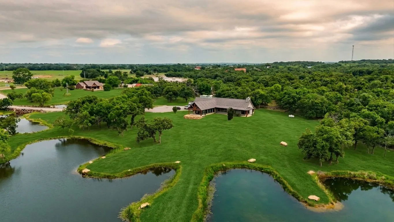 Single Family Residence For Sale in Palo Pinto County , 16888 S FM 4, Santo, Texas 76472, 3 Bedroom, 3 Bathroom, Garage spaces, 3,300 Sqft, built in 1993, mls#21266124, Real Estate Agent in Santo, Homes For Sale in Palo Pinto county, Homes For Sale in Santo, Realtor in Santo Texas, Real Estate Brokerage Independent Realty Texas, Luminita Cordes Realtor