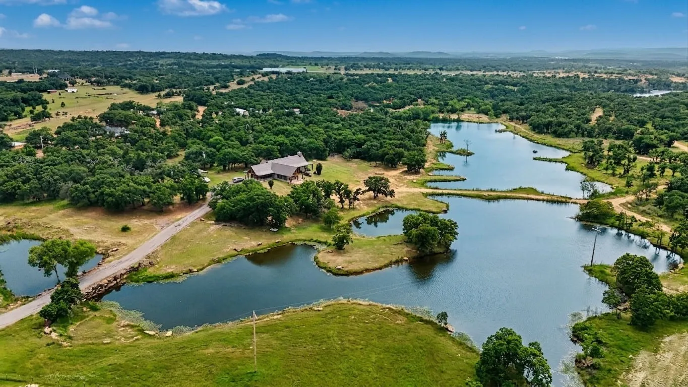 Single Family Residence For Sale in Palo Pinto County , 16888 S FM 4, Santo, Texas 76472, 3 Bedroom, 3 Bathroom, Garage spaces, 3,300 Sqft, built in 1993, mls#21266124, Real Estate Agent in Santo, Homes For Sale in Palo Pinto county, Homes For Sale in Santo, Realtor in Santo Texas, Real Estate Brokerage Independent Realty Texas, Luminita Cordes Realtor