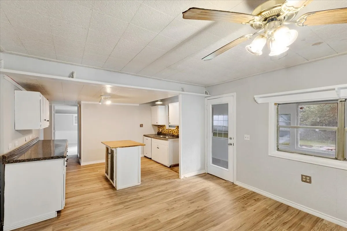 Mobile Home For Sale in Hunt County , 507 N 5th Street, Quinlan, Texas 75474, 3 Bedroom, 2 Bathroom, Garage spaces, 1,584 Sqft, built in 1993, mls#21267447, Real Estate Agent in Quinlan, Homes For Sale in Hunt county, Homes For Sale in Quinlan, Realtor in Quinlan Texas, Real Estate Brokerage Independent Realty Texas, Luminita Cordes Realtor