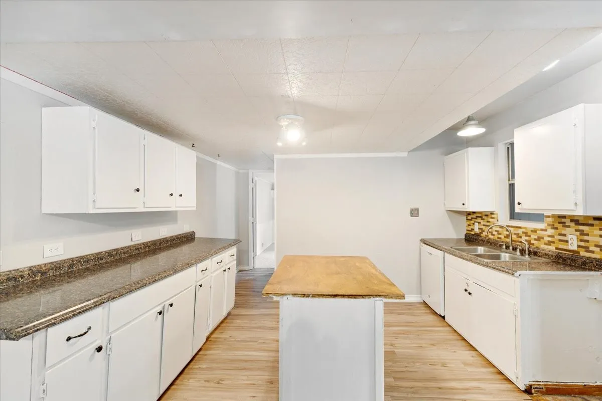 Mobile Home For Sale in Hunt County , 507 N 5th Street, Quinlan, Texas 75474, 3 Bedroom, 2 Bathroom, Garage spaces, 1,584 Sqft, built in 1993, mls#21267447, Real Estate Agent in Quinlan, Homes For Sale in Hunt county, Homes For Sale in Quinlan, Realtor in Quinlan Texas, Real Estate Brokerage Independent Realty Texas, Luminita Cordes Realtor