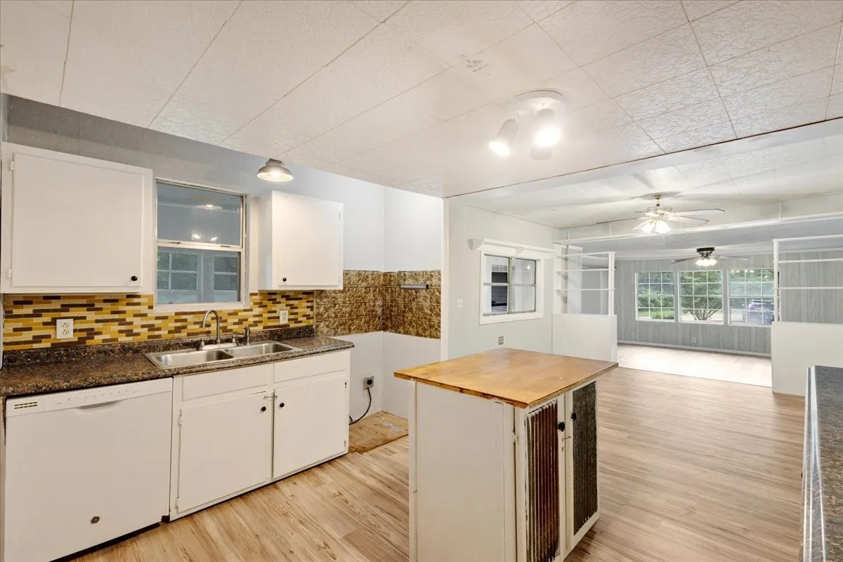 Mobile Home For Sale in Hunt County , 507 N 5th Street, Quinlan, Texas 75474, 3 Bedroom, 2 Bathroom, Garage spaces, 1,584 Sqft, built in 1993, mls#21267447, Real Estate Agent in Quinlan, Homes For Sale in Hunt county, Homes For Sale in Quinlan, Realtor in Quinlan Texas, Real Estate Brokerage Independent Realty Texas, Luminita Cordes Realtor