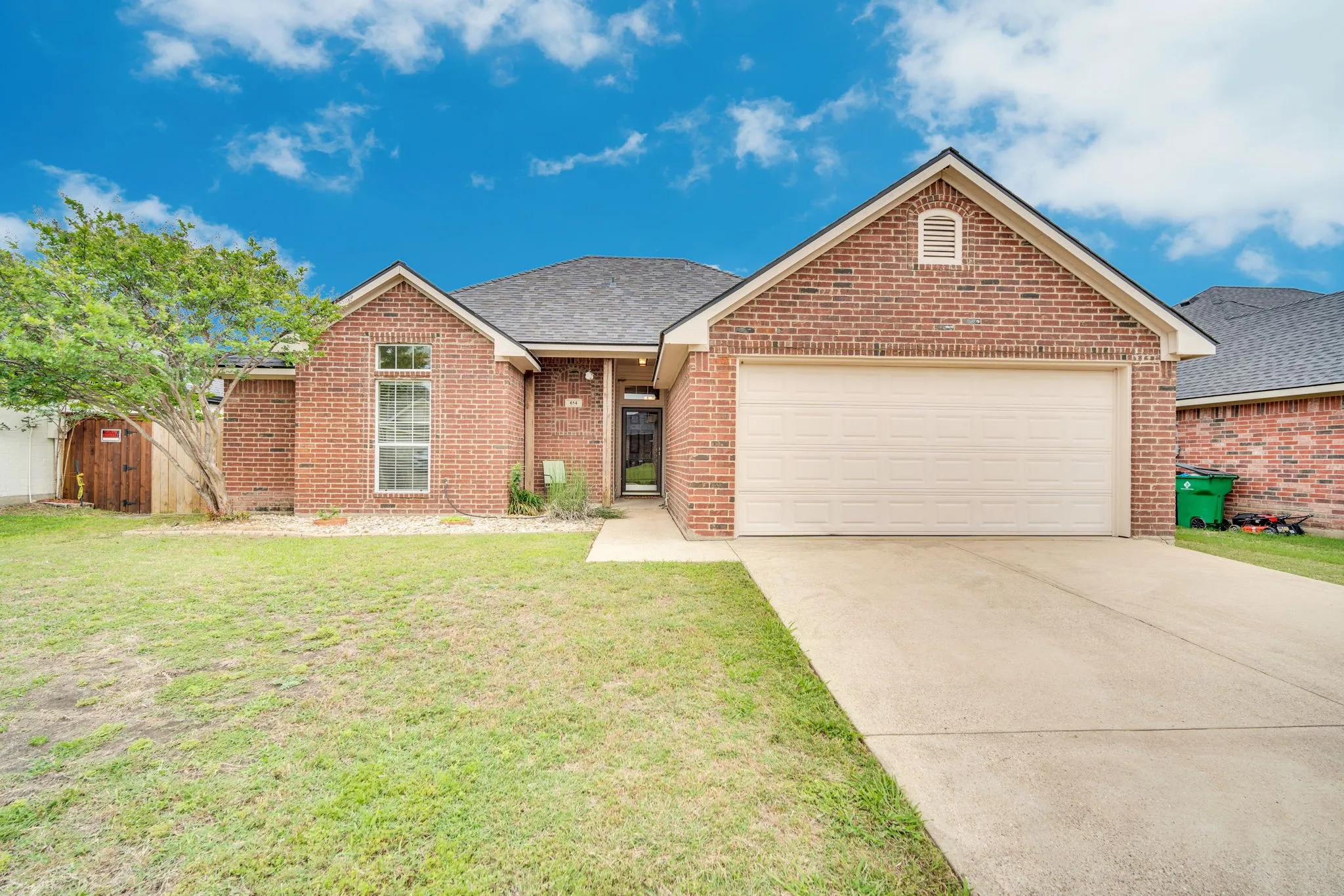 Single Family Residence For Sale in Ellis County , 614 Jordan Lane, Waxahachie, Texas 75165, 3 Bedrooms, 2 Bathrooms, 2 Garage spaces, 1,318 Sqft, built in 2007, Price $260,000, mls#21267156, Real Estate Agent in Waxahachie, Homes For Sale in Ellis county, Homes For Sale in Waxahachie, Realtor in Waxahachie Texas, Real Estate Brokerage Independent Realty Texas, Luminita Cordes Realtor