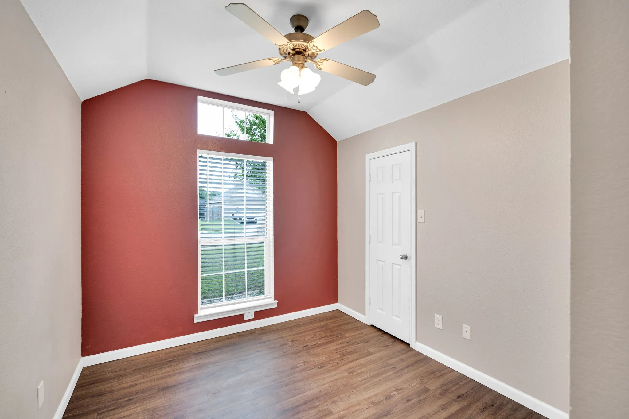Vaulted ceiling featuring a ceiling fan with integrated lighting